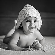 Miguel a rejoint le concours — aidez-le/la à gagner de superbes lots ! baby, towel, bed, smile, portrait, black_and_white, child, cute, indoor, headwear, happy, infant, blanket, person, skin, face, expression, lying_down, toddler, soft_light