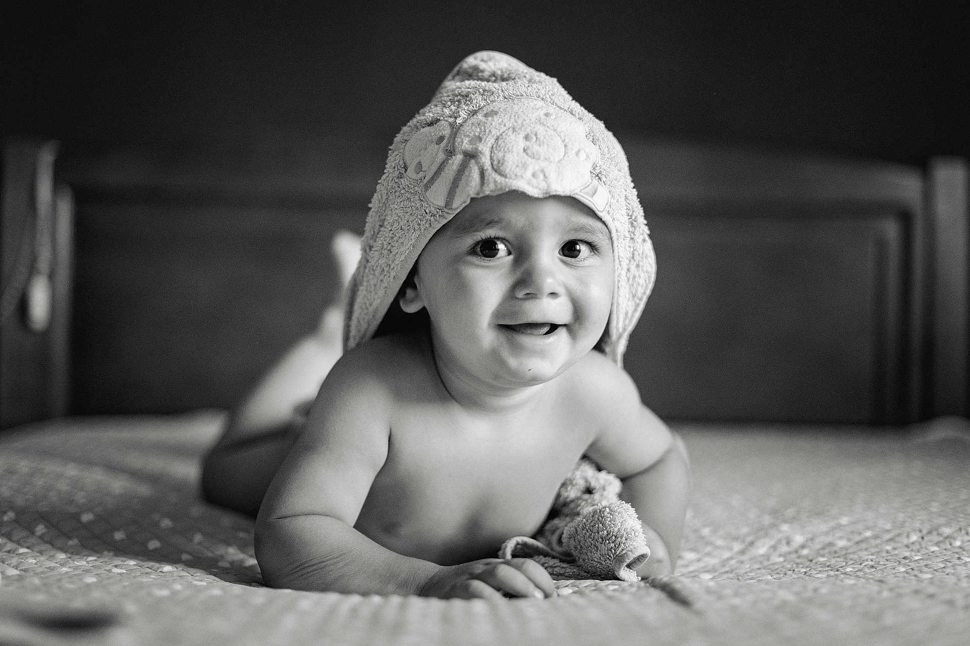 Miguel a rejoint le concours — aidez-le/la à gagner de superbes lots ! baby, towel, bed, smile, portrait, black_and_white, child, cute, indoor, headwear, happy, infant, blanket, person, skin, face, expression, lying_down, toddler, soft_light