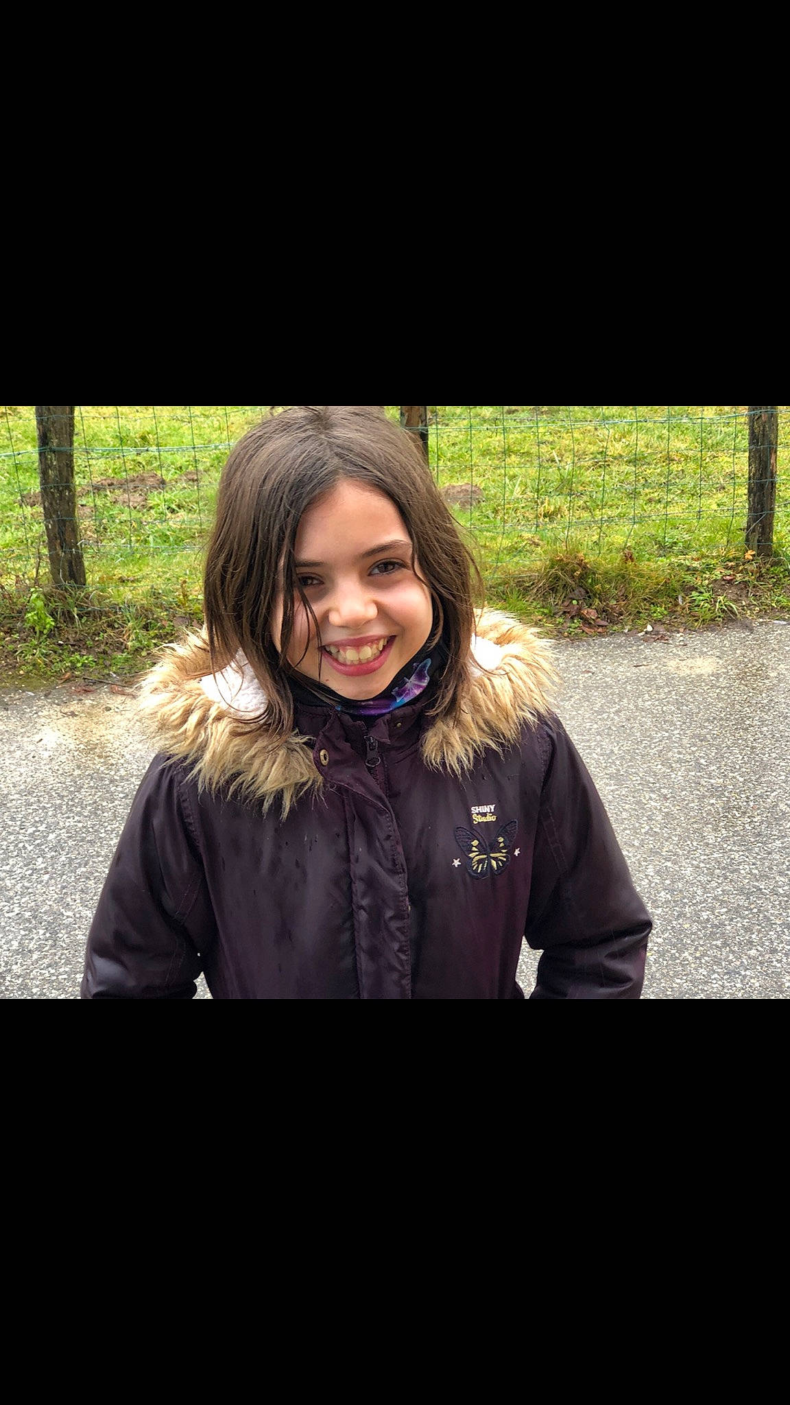 Elsa a rejoint le concours — aidez-le/la à gagner de superbes lots ! blond, child, electric_blue, flash_photography, forest, fun, fur, grass, hair, happy, jewellery, joy, people_in_nature, person, plant, recreation, sitting, sleeve, smile, street_fashion