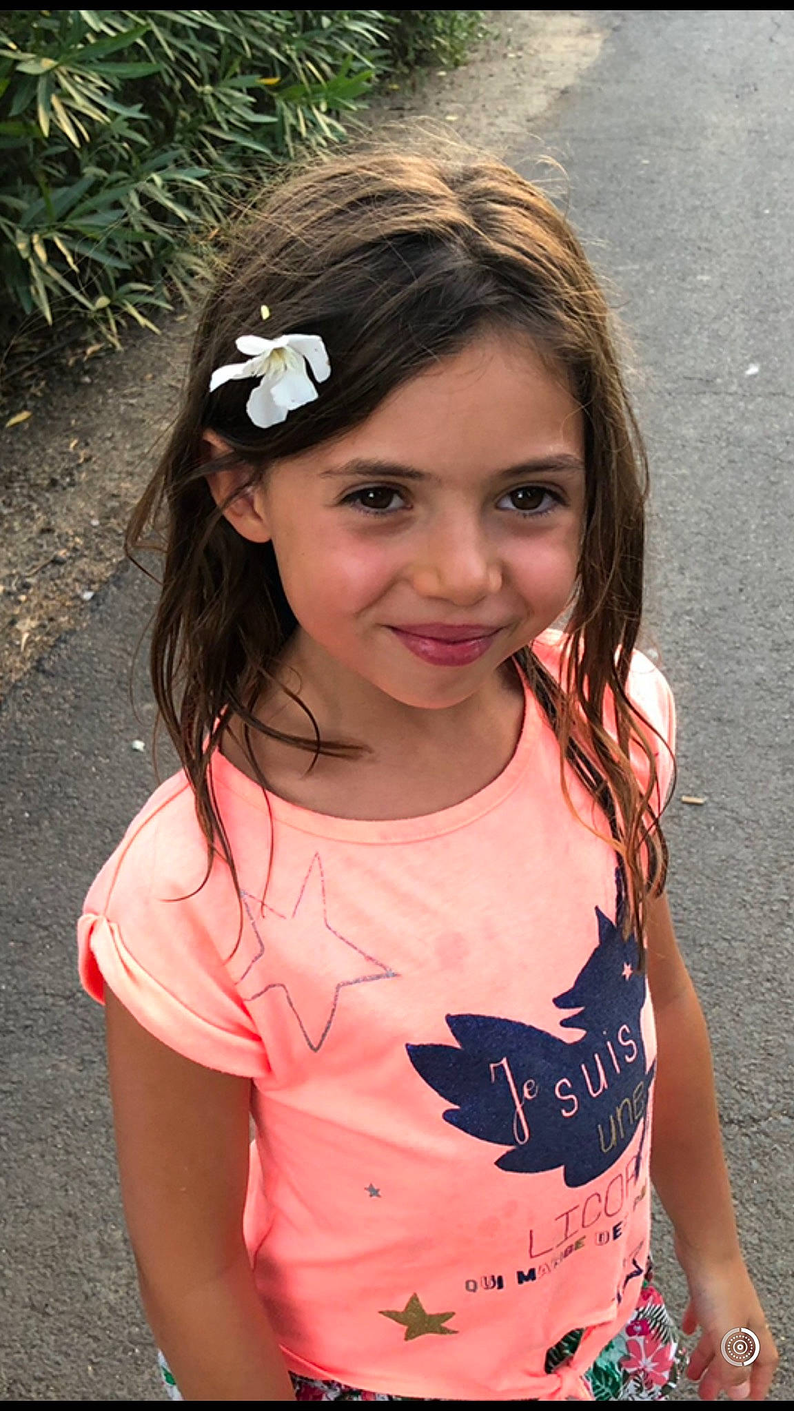 Elsa a rejoint le concours — aidez-le/la à gagner de superbes lots ! beauty, black_hair, chin, eye, eyelash, fun, grass, green, happy, head, iris, joy, lip, long_hair, neck, people_in_nature, person, pink, plant, skin