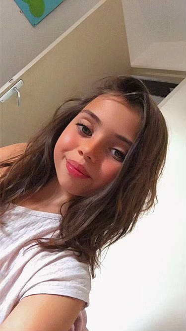 Elsa a rejoint le concours — aidez-le/la à gagner de superbes lots ! black_hair, cheek, chin, comfort, eyebrow, eyelash, flash_photography, forehead, happy, jaw, joy, layered_hair, lip, long_hair, mouth, nose, person, selfie, skin, smile