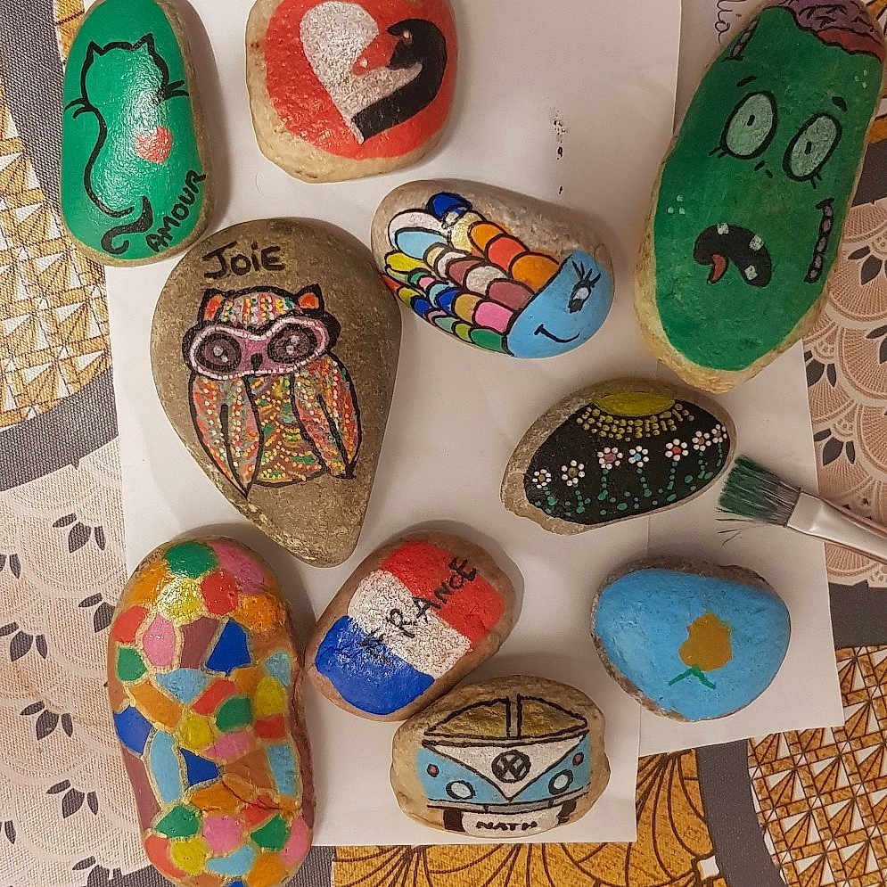 Jade participe au concours pour gagner de l'argent avec cette photo : craft, creative_arts, easter_egg, guitar_accessory, heart, musical_instrument_accessory, natural_material, oval, string_instrument_accessory, teal