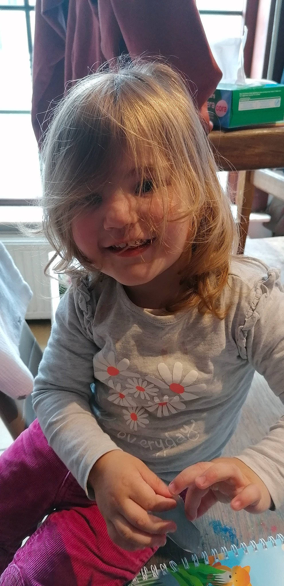 Leïlany participe au concours pour gagner de l'argent avec cette photo : arm, cheek, facial_expression, finger, fun, hair, hairstyle, hand, happy, head, iris, joy, mammal, mouth, organ, person, skin, sleeve, smile, t_shirt