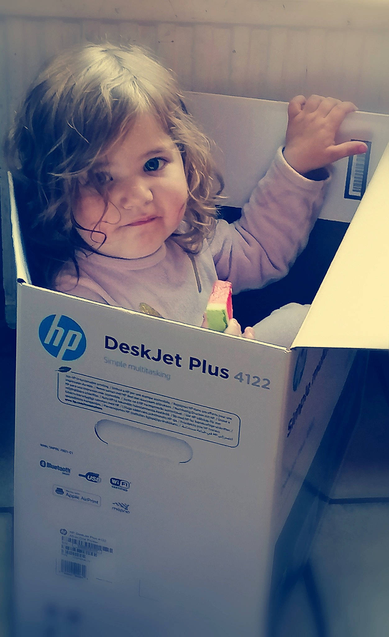 Leïlany participe au concours pour gagner de l'argent avec cette photo : blond, child, cloud, electric_blue, font, fun, gesture, hairstyle, happy, learning, material_property, person, product, reading, room, sleeve, smile, t_shirt, toddler, writing