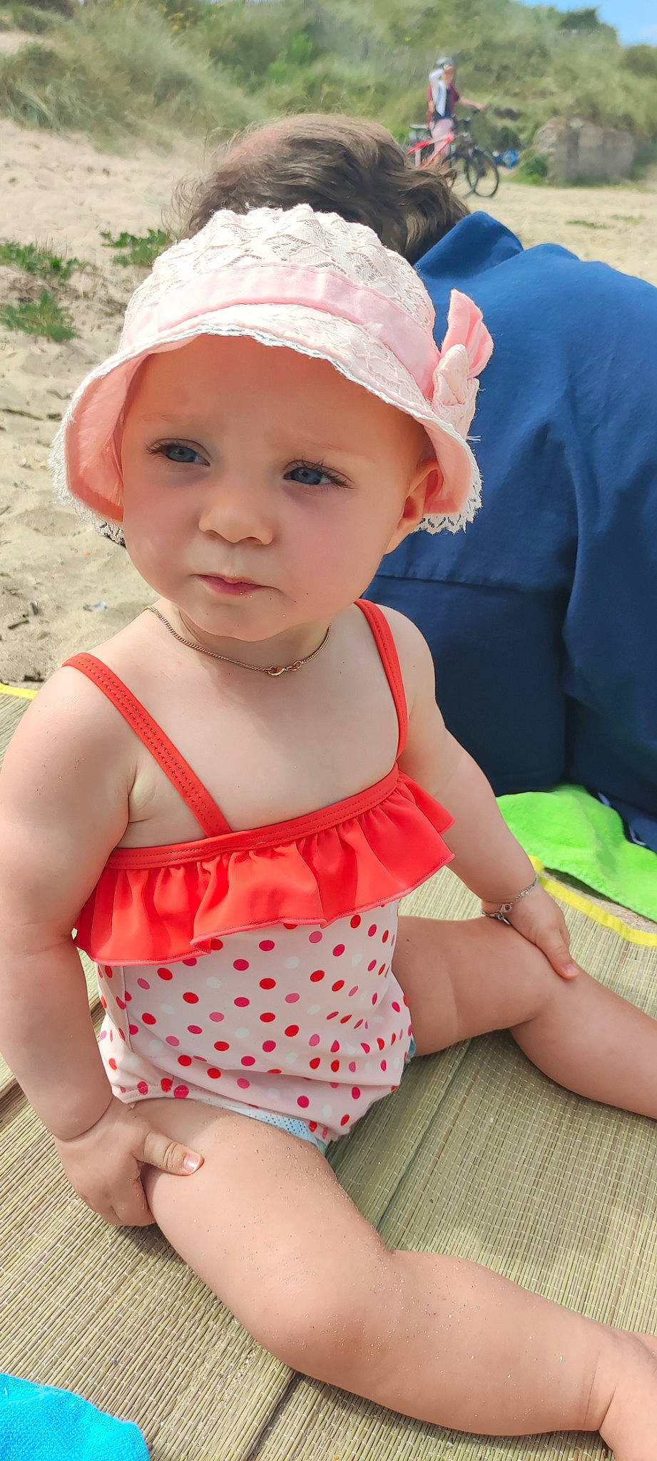 Mya a rejoint le concours — aidez-le/la à gagner de superbes lots ! baby, baby_toddler_clothing, child, dress, eye, grass, happy, hat, head, headwear, human, lip, organ, person, photograph, pink, product, red, skin, thigh