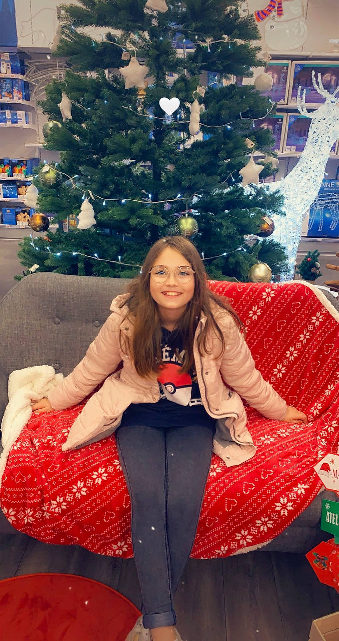 Tamara a rejoint le concours — aidez-le/la à gagner de superbes lots ! black_hair, christmas_ornament, christmas_tree, eye, fashion, fashion_design, fun, hair, hairstyle, happy, human_body, joy, organ, ornament, outerwear, person, sleeve, standing, street_fashion, textile