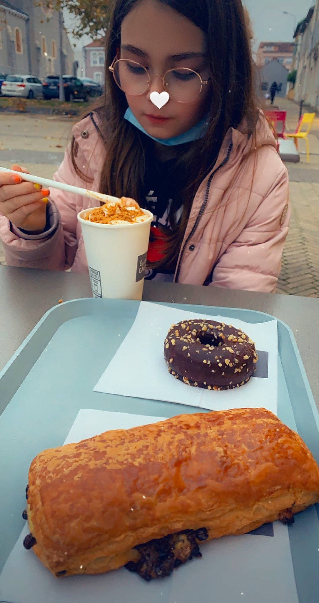 Tamara participe au concours pour gagner de l'argent avec cette photo : baking, bread, comfort_food, croissant, cuisine, dessert, dish, eyewear, fast_food, finger_food, food, ingredient, junk_food, person, plate, produce, staple_food, sundae, sweetness, table