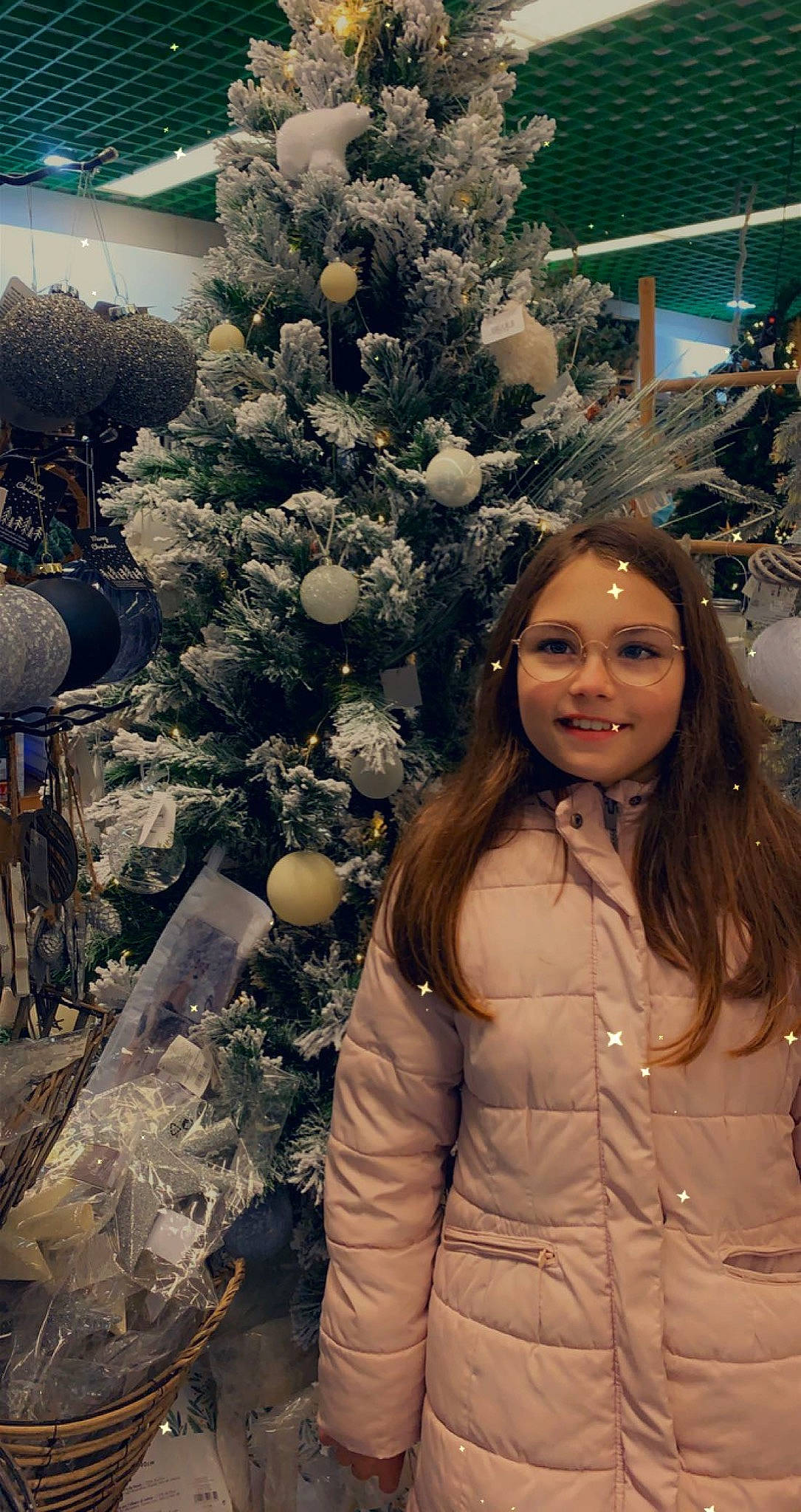 Tamara a rejoint le concours — aidez-le/la à gagner de superbes lots ! branch, christmas, christmas_decoration, christmas_ornament, christmas_tree, fun, hairstyle, happy, holiday_ornament, joy, organ, ornament, outerwear, person, plant, sleeve, smile, standing, textile, tree