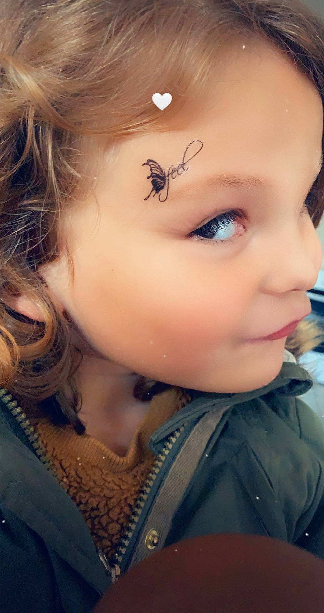 Gloria participe au concours pour gagner de l'argent avec cette photo : cheek, chin, dress, eye, eyebrow, eyelash, facial_expression, flash_photography, forehead, hairstyle, happy, human, iris, lip, mouth, neck, nose, organ, person, skin