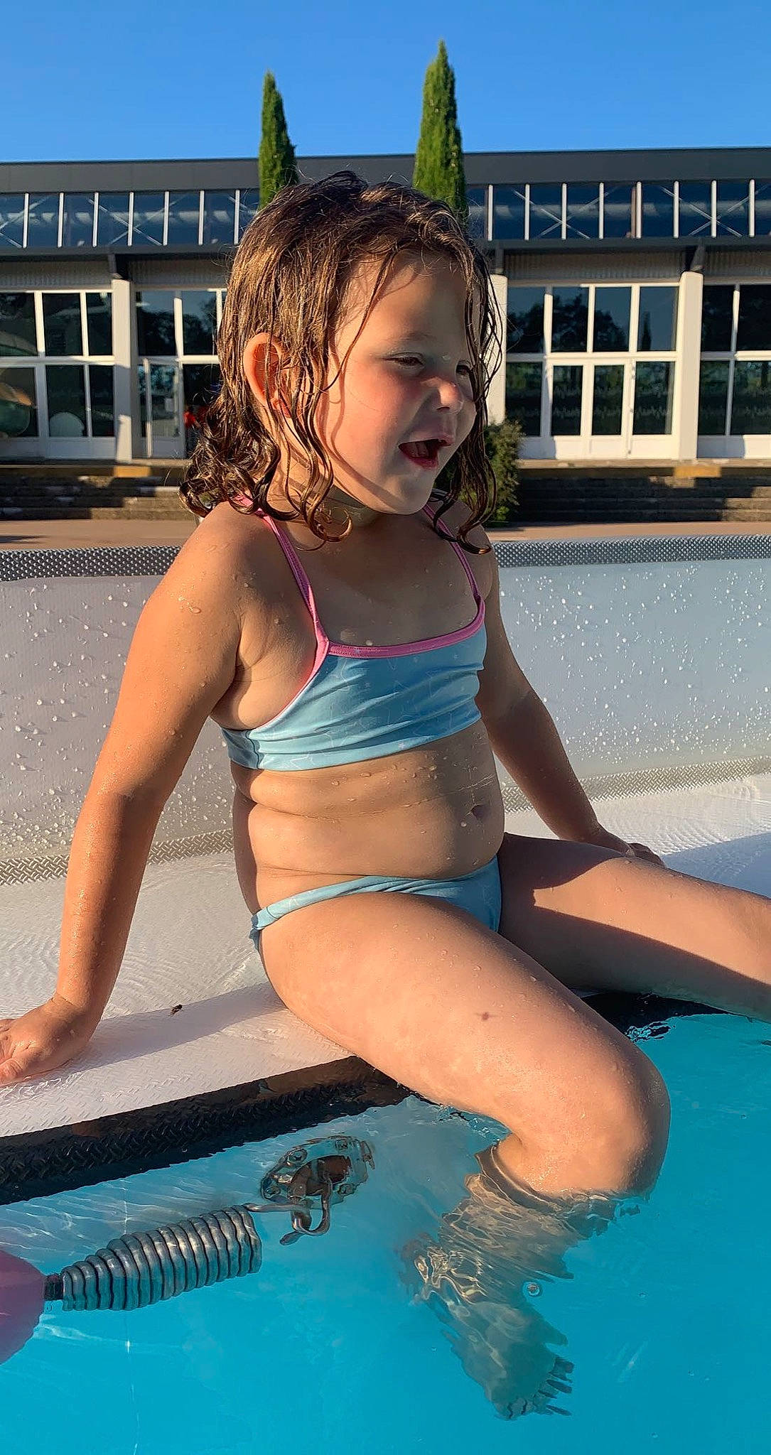 Gloria a rejoint le concours — aidez-le/la à gagner de superbes lots ! brassiere, fun, leg, leisure, lingerie, muscle, person, photograph, smile, swimming_pool, swimsuit_bottom, swimsuit_top, swimwear, thigh, trunk, undergarment, underpants, waist, water, window