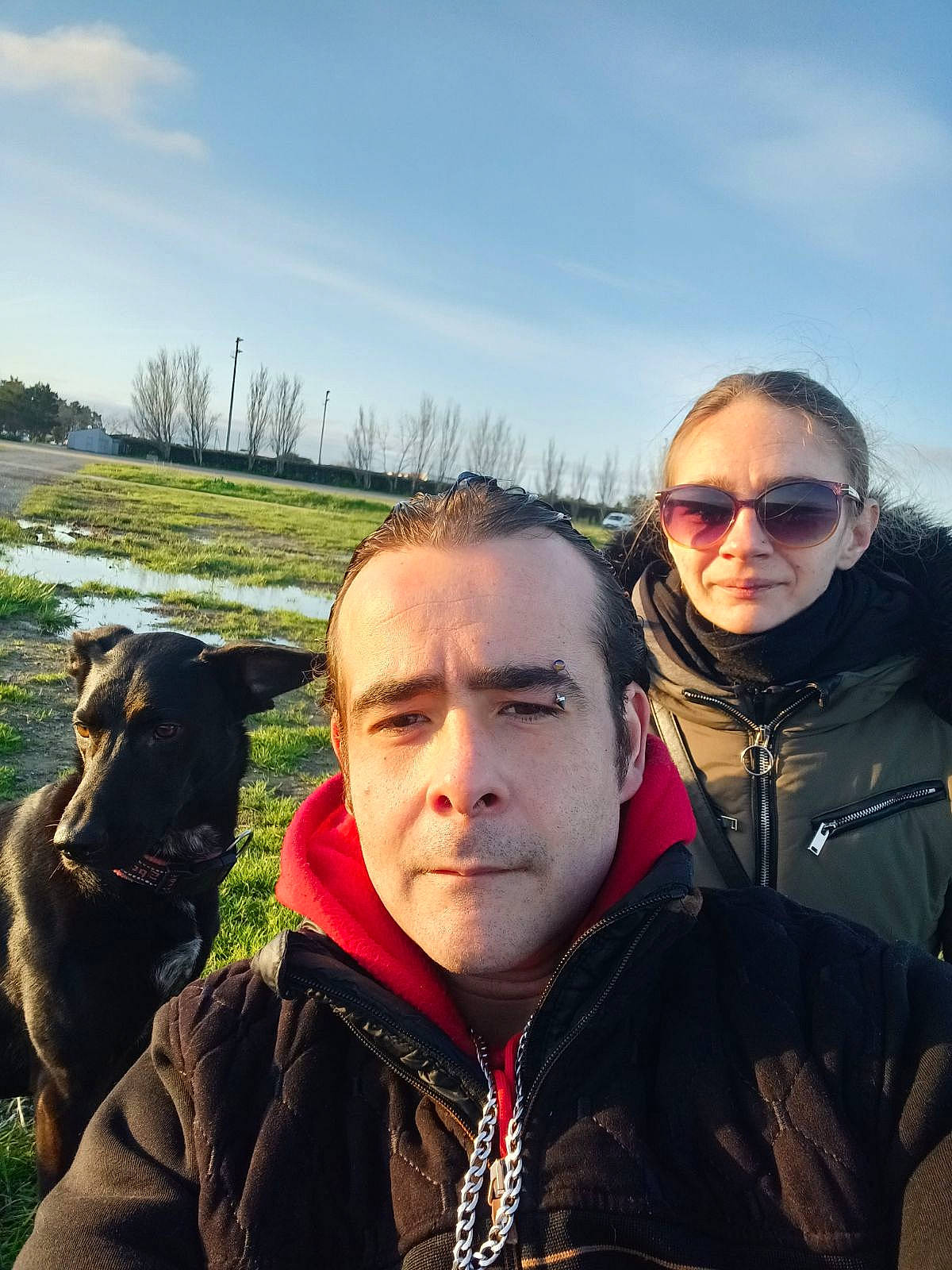 Tekila participe au concours pour gagner de l'argent avec cette photo : cloud, cool, dog, eyewear, fun, goggles, grass, happy, human, jacket, mammal, mountainous_landforms, plant, sky, sunglasses, travel, tree, vertebrate, vision_care, working_animal