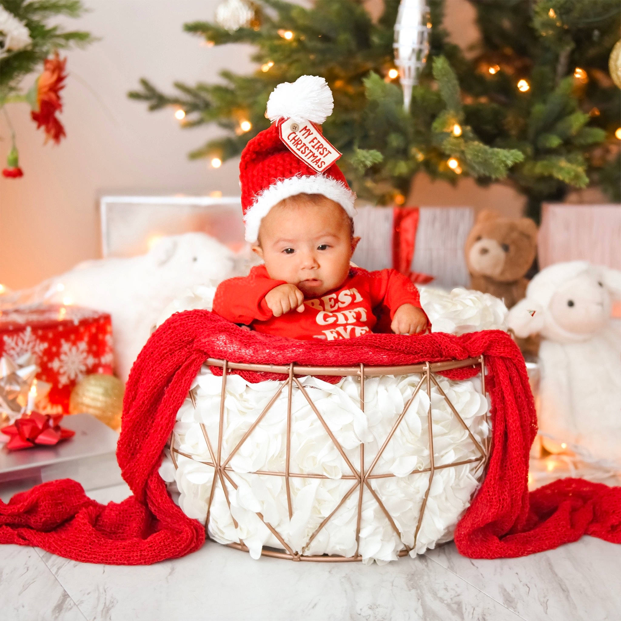 Sergio is registered to the contest to win money with this photo: baby_toddler_clothing, baby_toys, christmas, christmas_decoration, christmas_eve, christmas_ornament, conifer, costume_accessory, craft, creative_arts, event, fictional_character, holiday, interior_design, ornament, person, red, textile, toy, winter