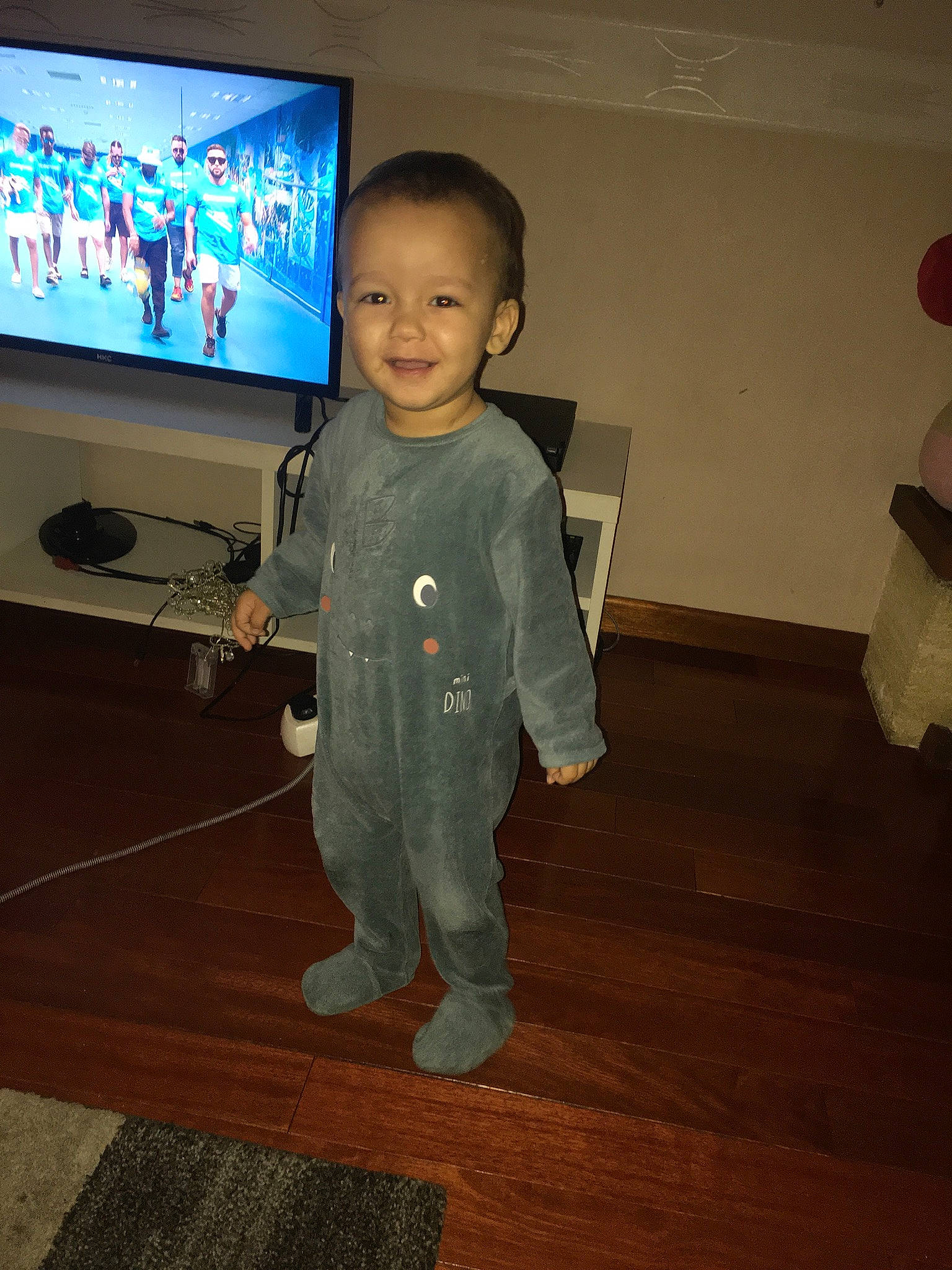 Nilson a rejoint le concours — aidez-le/la à gagner de superbes lots ! display_device, flat_panel_display, floor, flooring, fun, gadget, happy, hardwood, home_appliance, joy, laminate_flooring, led_backlit_lcd_display, output_device, person, sleeve, smile, t_shirt, television, television_set, toddler