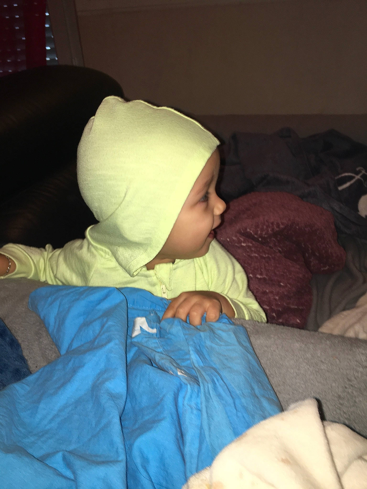 Nilson a rejoint le concours — aidez-le/la à gagner de superbes lots ! baby, baby_sleeping, baby_toddler_clothing, bedding, bedtime, child, comfort, head, human_leg, lap, linens, nap, person, room, sitting, sleep, toddler