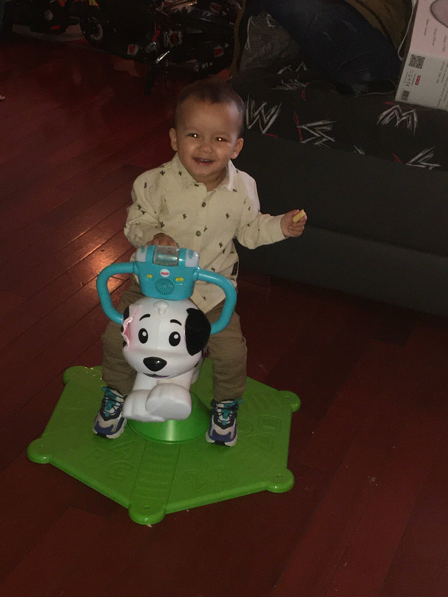 Nilson participe au concours pour gagner de l'argent avec cette photo : baby, baby_toddler_clothing, baby_toys, canidae, carnivore, child, companion_dog, dog, dog_breed, fawn, floor, flooring, fun, happy, joy, person, sitting, smile, standing, toddler