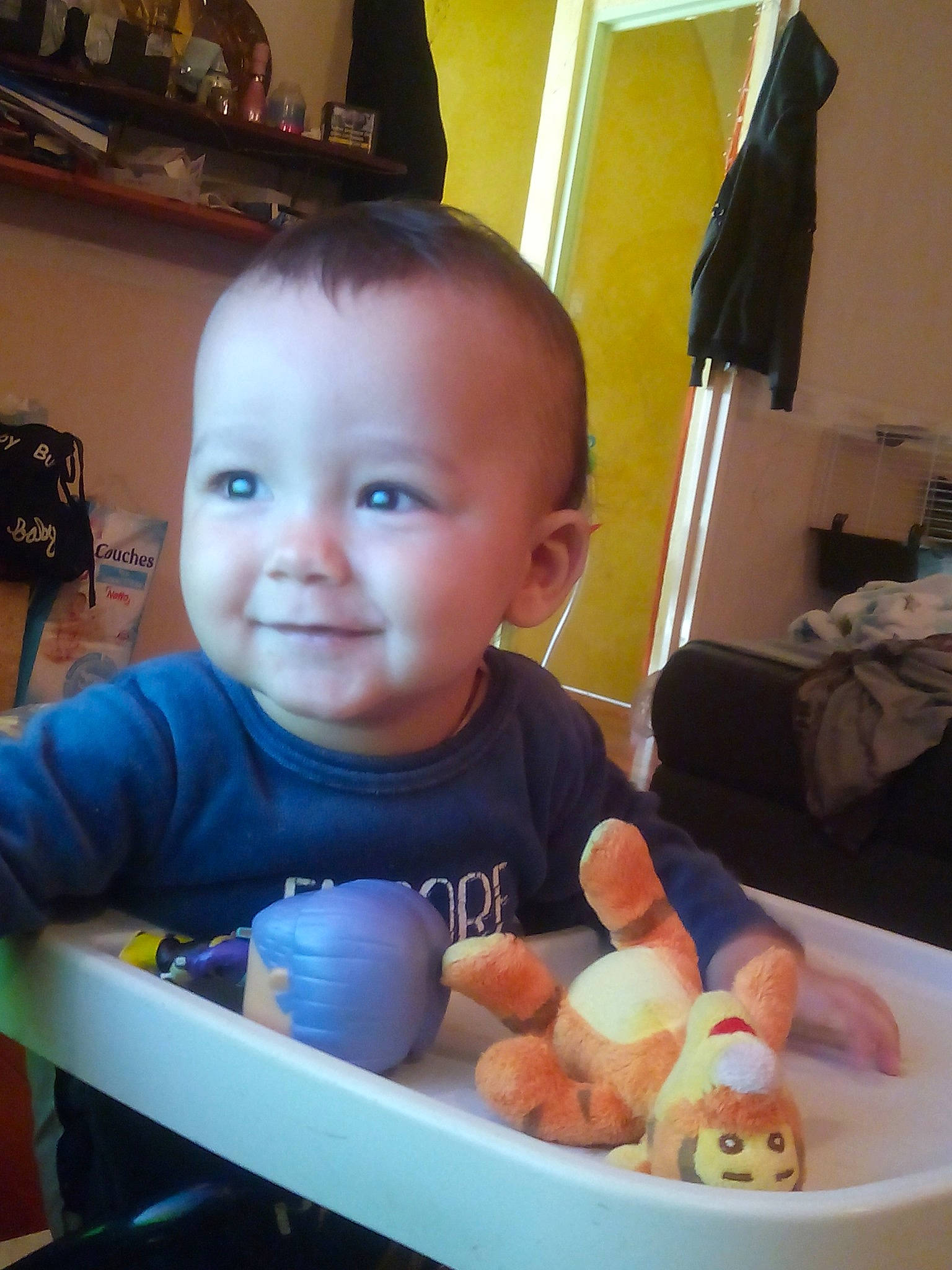 Nilson a rejoint le concours — aidez-le/la à gagner de superbes lots ! baby, bowl, box, child, comfort_food, cuisine, dish, ear, finger_food, flag, food_additive, home_accessories, meal, person, picture_frame, shelf, side_dish, toddler