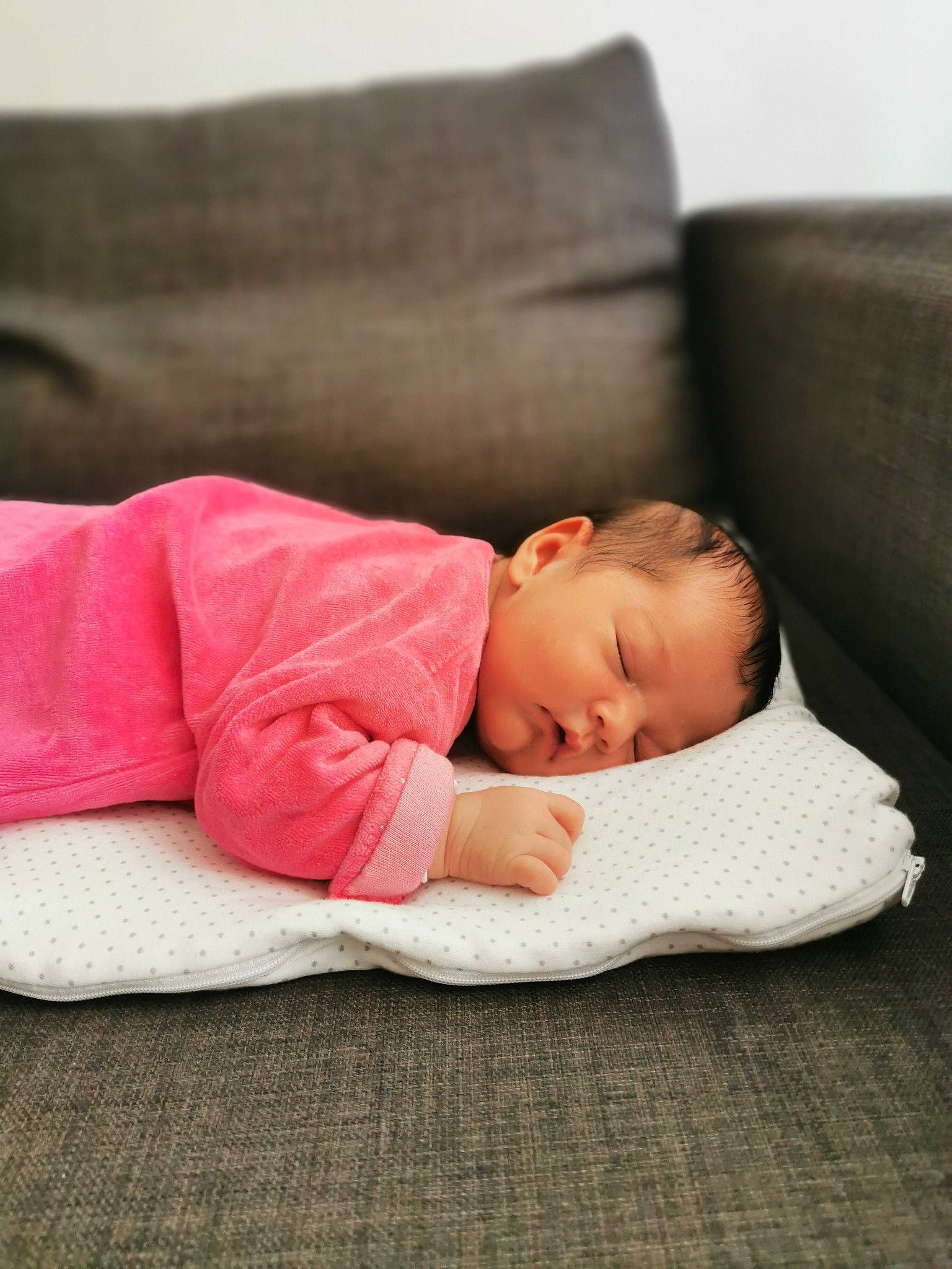 Lahna a rejoint le concours — aidez-le/la à gagner de superbes lots ! baby, baby_sleeping, baby_toddler_clothing, bedding, carmine, child, comfort, flooring, linens, person, portrait_photography, room, sitting, sleeve, toddler
