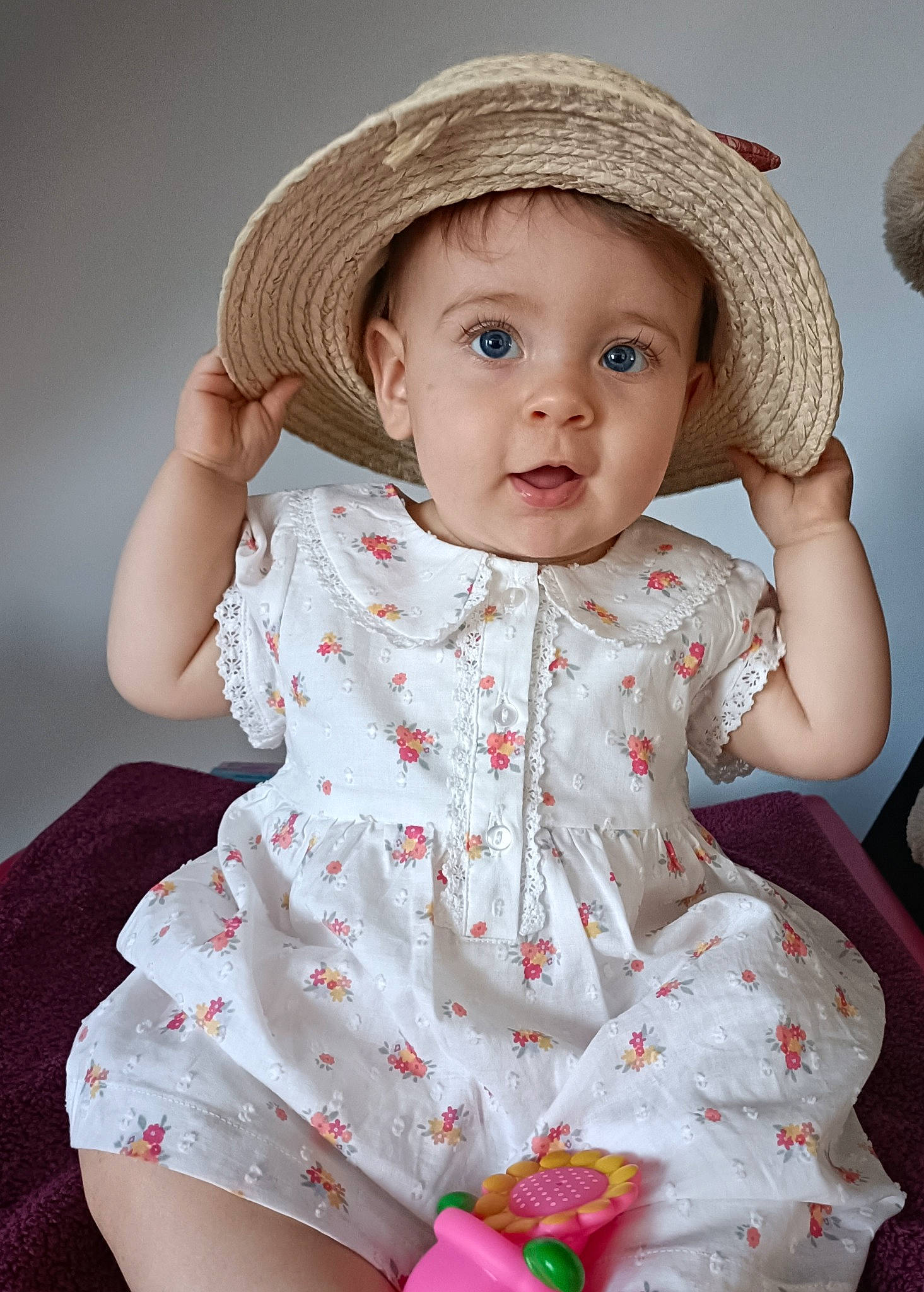 Eva participe au concours pour gagner de l'argent avec cette photo : baby, baby_toddler_clothing, cap, child, collar, costume_hat, day_dress, dress, facial_expression, flash_photography, happy, hat, headwear, lip, organ, pattern, person, skin, sleeve, sun_hat