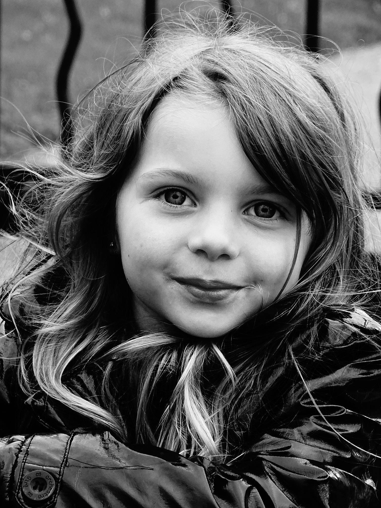 Julia participe au concours pour gagner de l'argent avec cette photo : black, black_and_white, chin, eye, eyebrow, face, facial_expression, flash_photography, hair, hairstyle, happy, head, human, iris, joy, lip, outerwear, person, photograph, skin