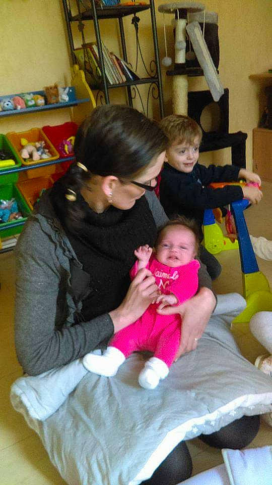 Anais participe au concours pour gagner de l'argent avec cette photo : child, day, fun, furniture, girl, infant, mother, person, play, product, sitting, toddler, toy