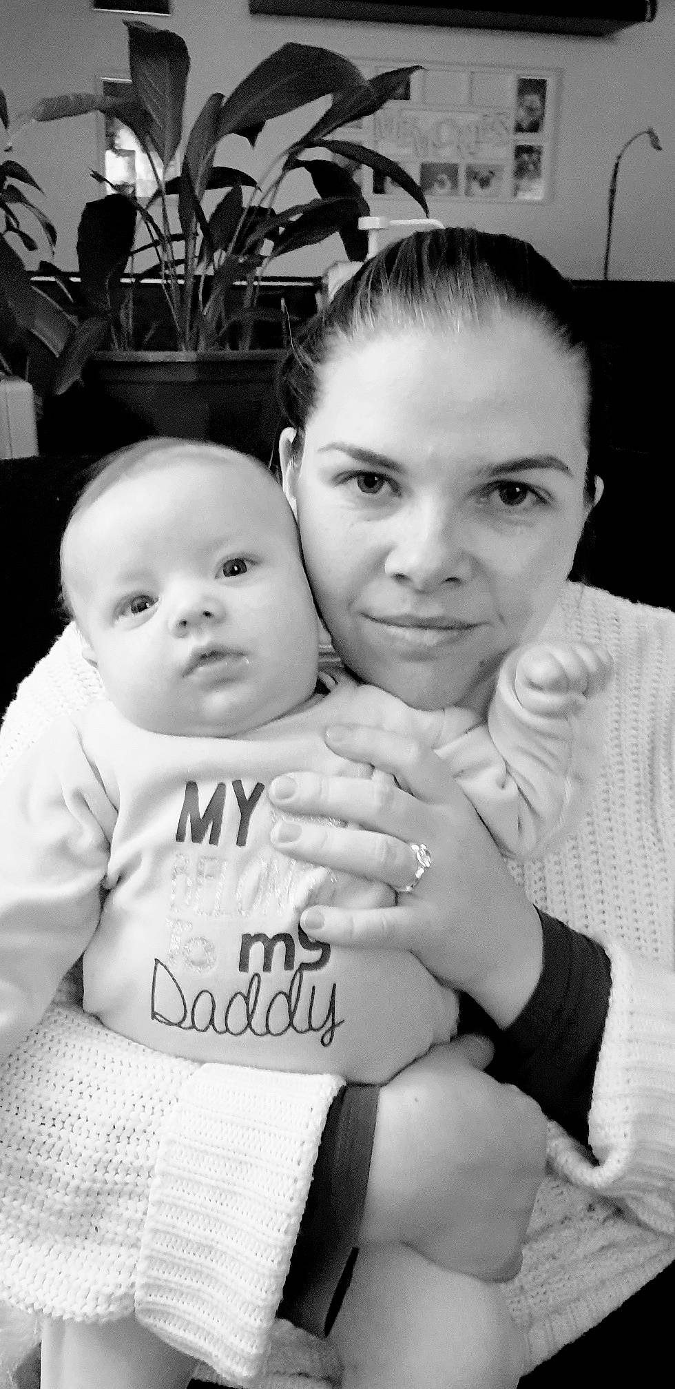 Lilou a rejoint le concours — aidez-le/la à gagner de superbes lots ! baby, black_and_white, cheek, child, daughter, face, father, gesture, hug, monochrome, monochrome_photography, mother, people, person, photograph, photography, sibling, snapshot, style, toddler