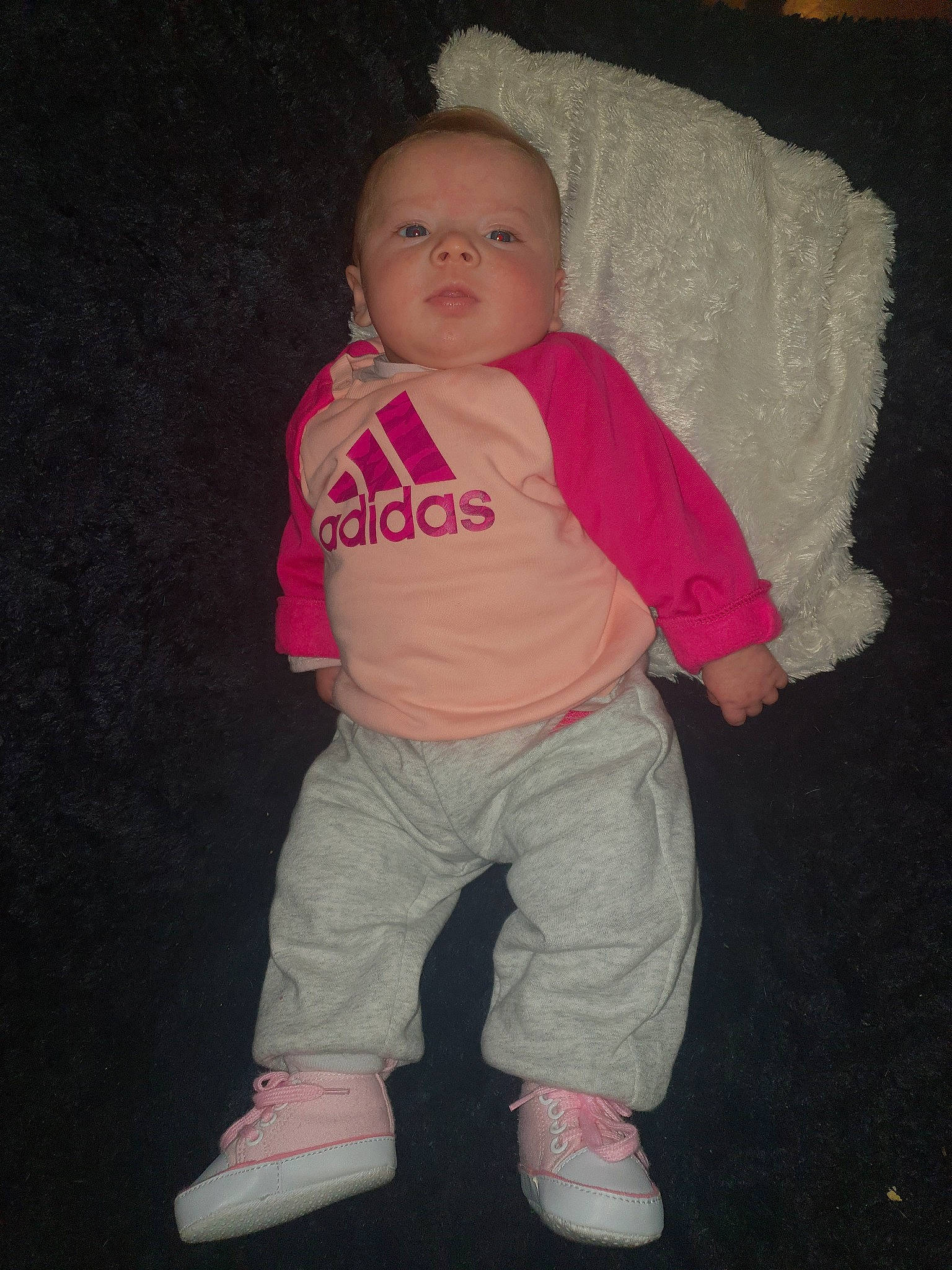 Lilou participe au concours pour gagner de l'argent avec cette photo : arm, baby, baby_toddler_clothing, cheek, child, finger, fun, person, pink, skin, smile, standing, toddler