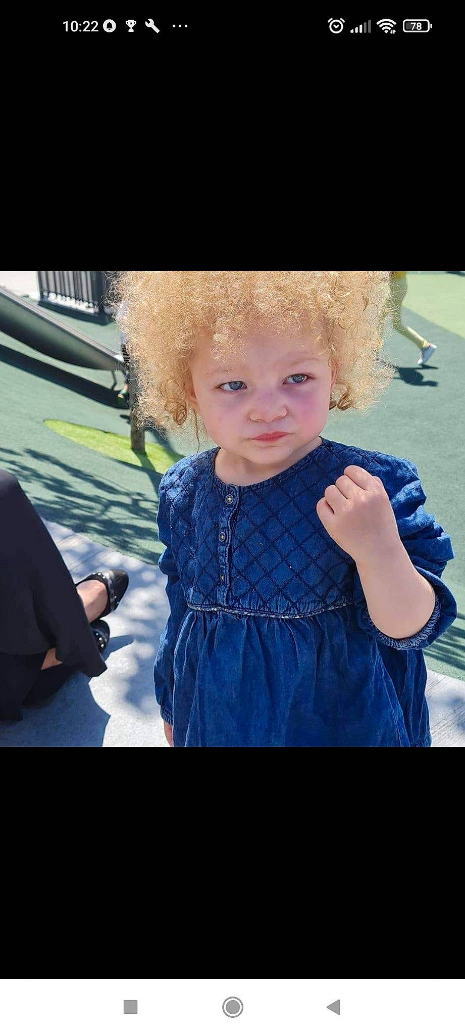 Liya a rejoint le concours — aidez-le/la à gagner de superbes lots ! child, cool, dress, electric_blue, event, facial_expression, fashion_design, flash_photography, formal_wear, fun, gesture, hand, happy, iris, jewellery, person, ringlet, skin, smile, standing