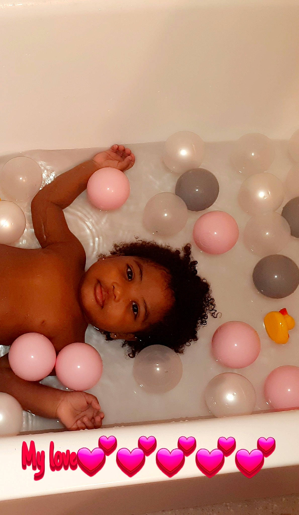 Anaya a rejoint le concours — aidez-le/la à gagner de superbes lots ! baby, balloon, bathing, child, party_supply, person, pink, sweetness, toddler