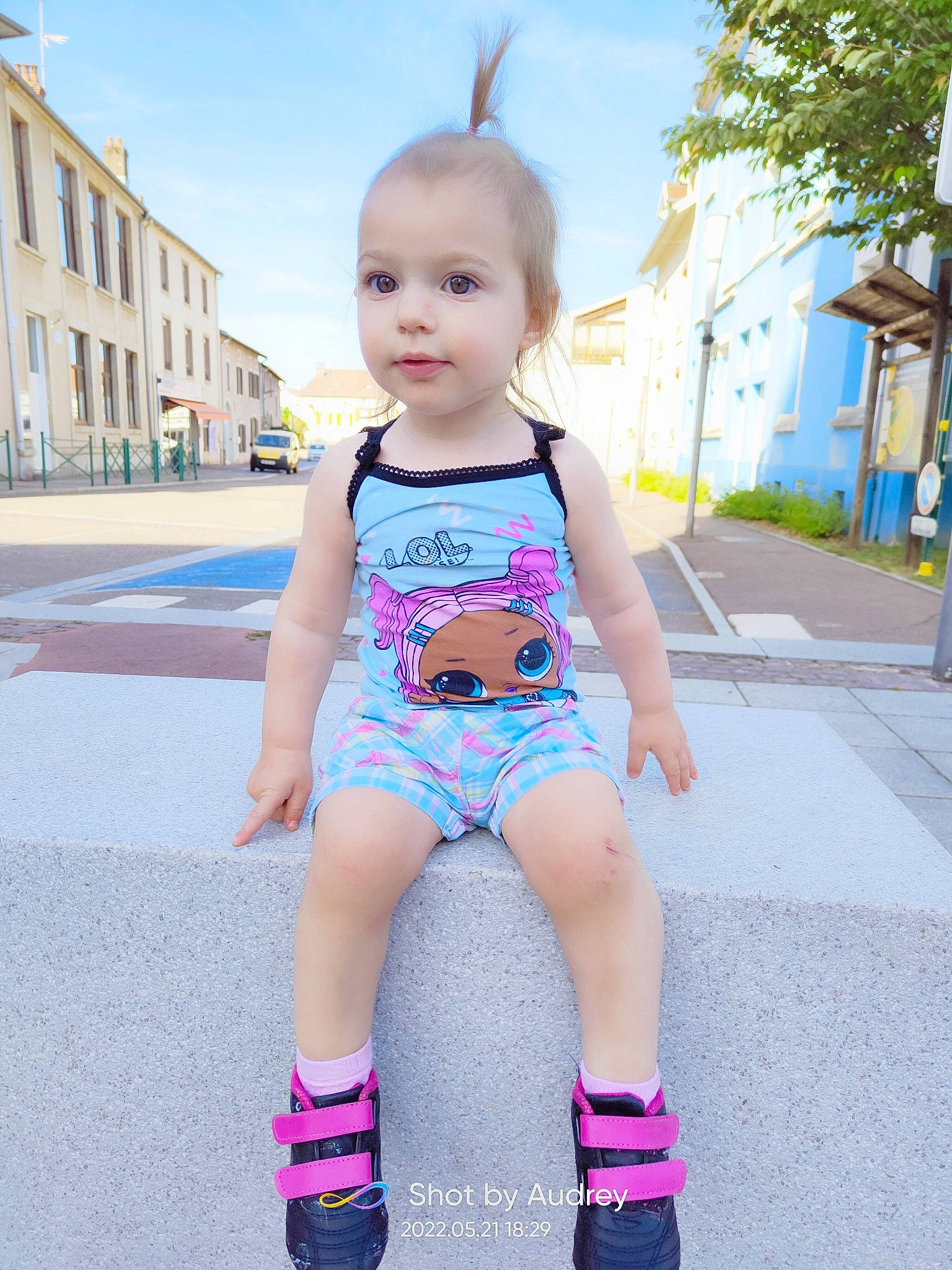 Thalya participe au concours pour gagner de l'argent avec cette photo : azure, baby_toddler_clothing, cool, fashion, finger, fun, happy, joint, knee, leg, leisure, person, pink, shoulder, skin, sky, street_fashion, t_shirt, thigh, toddler