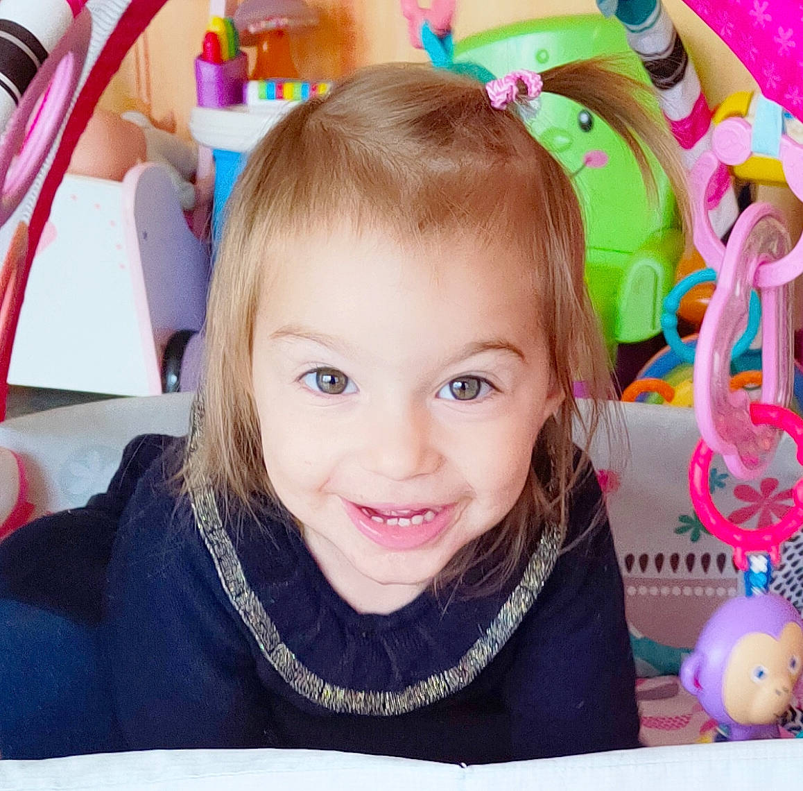 Thalya a rejoint le concours — aidez-le/la à gagner de superbes lots ! beauty, chair, cheek, child, ear, event, eyelash, facial_expression, fashion_accessory, fun, hair_tie, happy, iris, joy, party_supply, person, photograph, smile, snapshot, sweetness