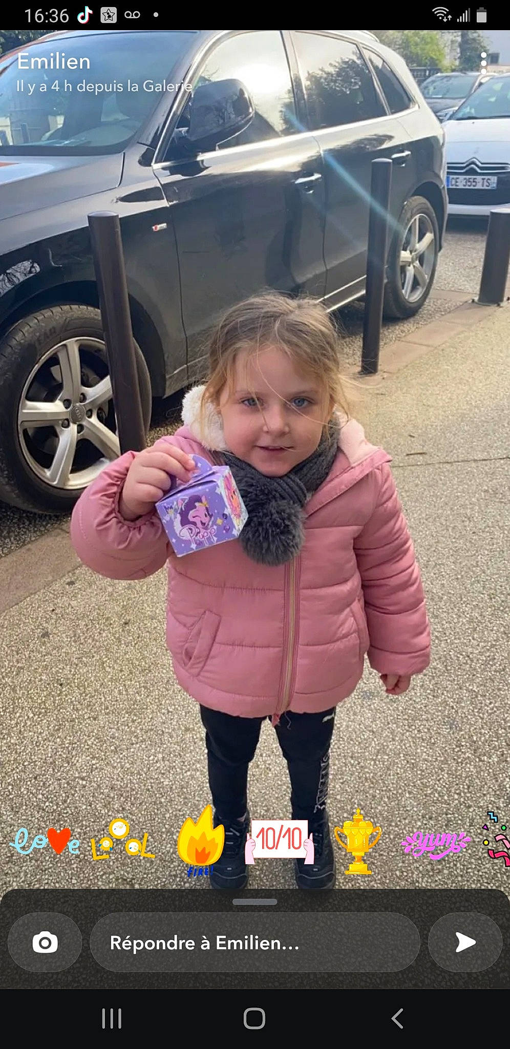 Ilona a rejoint le concours — aidez-le/la à gagner de superbes lots ! alloy_wheel, automotive_design, automotive_exterior, automotive_lighting, automotive_tire, car, cool, fender, happy, human, land_vehicle, motor_vehicle, person, product, public_space, shoe, sneakers, tire, vehicle, vehicle_door