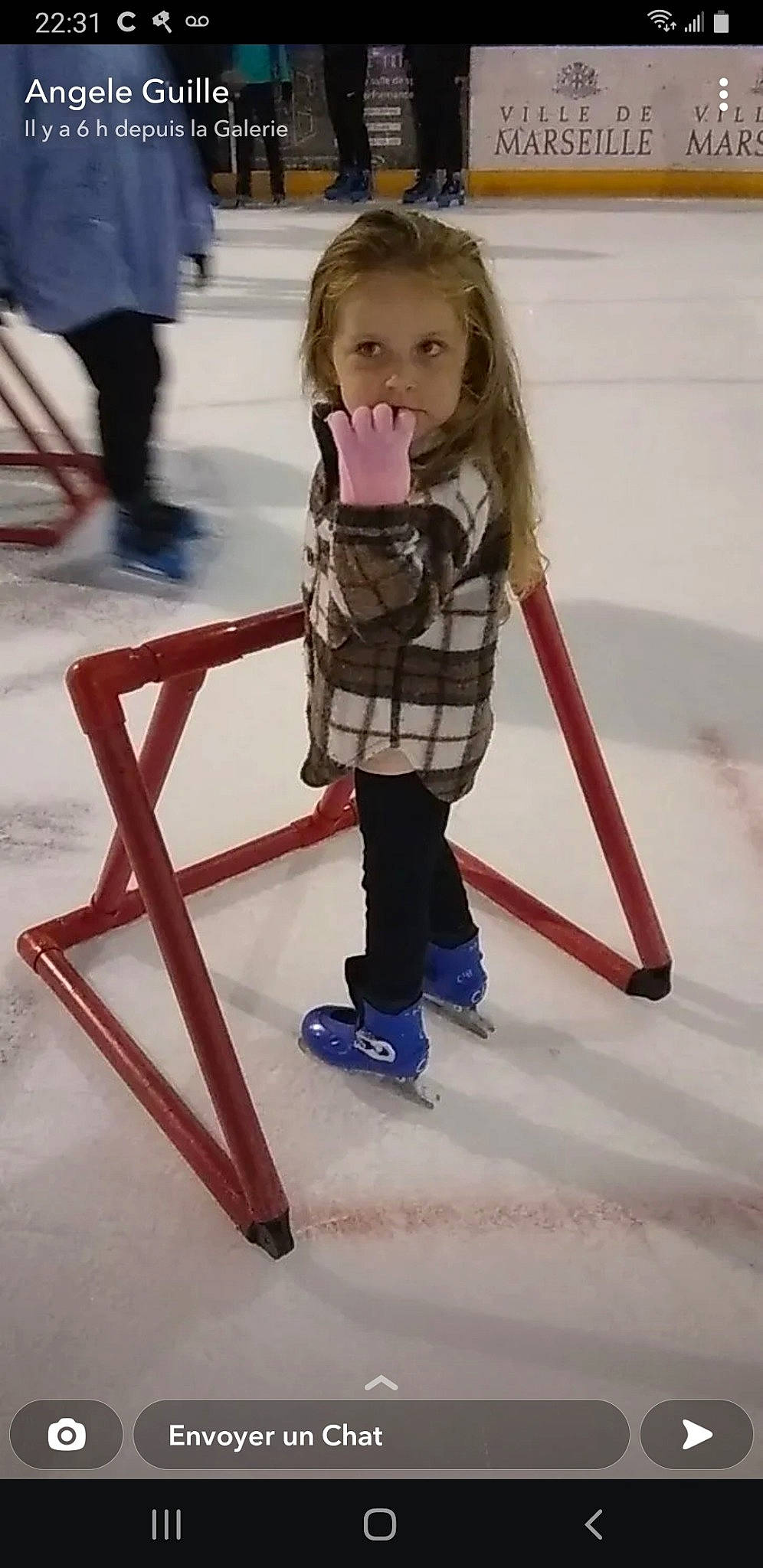 Ilona participe au concours pour gagner de l'argent avec cette photo : balance, blond, electric_blue, fashion_design, floor, flooring, fun, jeans, knee, leg, leisure, person, recreation, slope, sneakers, snow, sportswear, standing, toddler, trousers