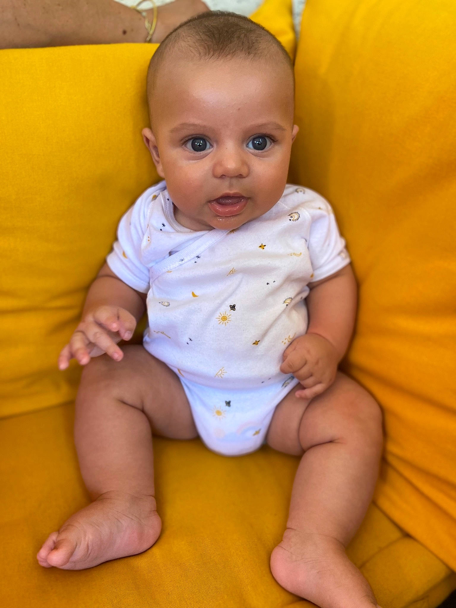 Isaiah participe au concours pour gagner de l'argent avec cette photo : baby_toddler_clothing, cheek, eye, finger, hairstyle, hand, happy, head, human_body, iris, leg, lip, mouth, nose, orange, organ, person, skin, smile, toddler