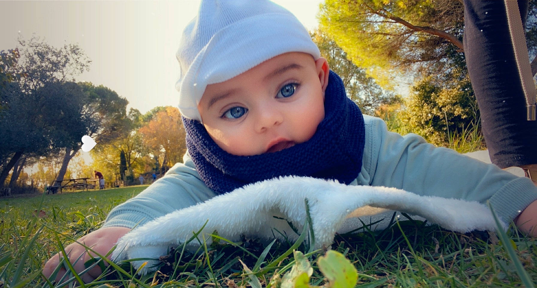 Isaiah a rejoint le concours — aidez-le/la à gagner de superbes lots ! cap, child, fun, grass, grassland, happy, headwear, knit_cap, landscape, leisure, people_in_nature, person, photograph, plant, sitting, sky, sunlight, toddler, tree, white