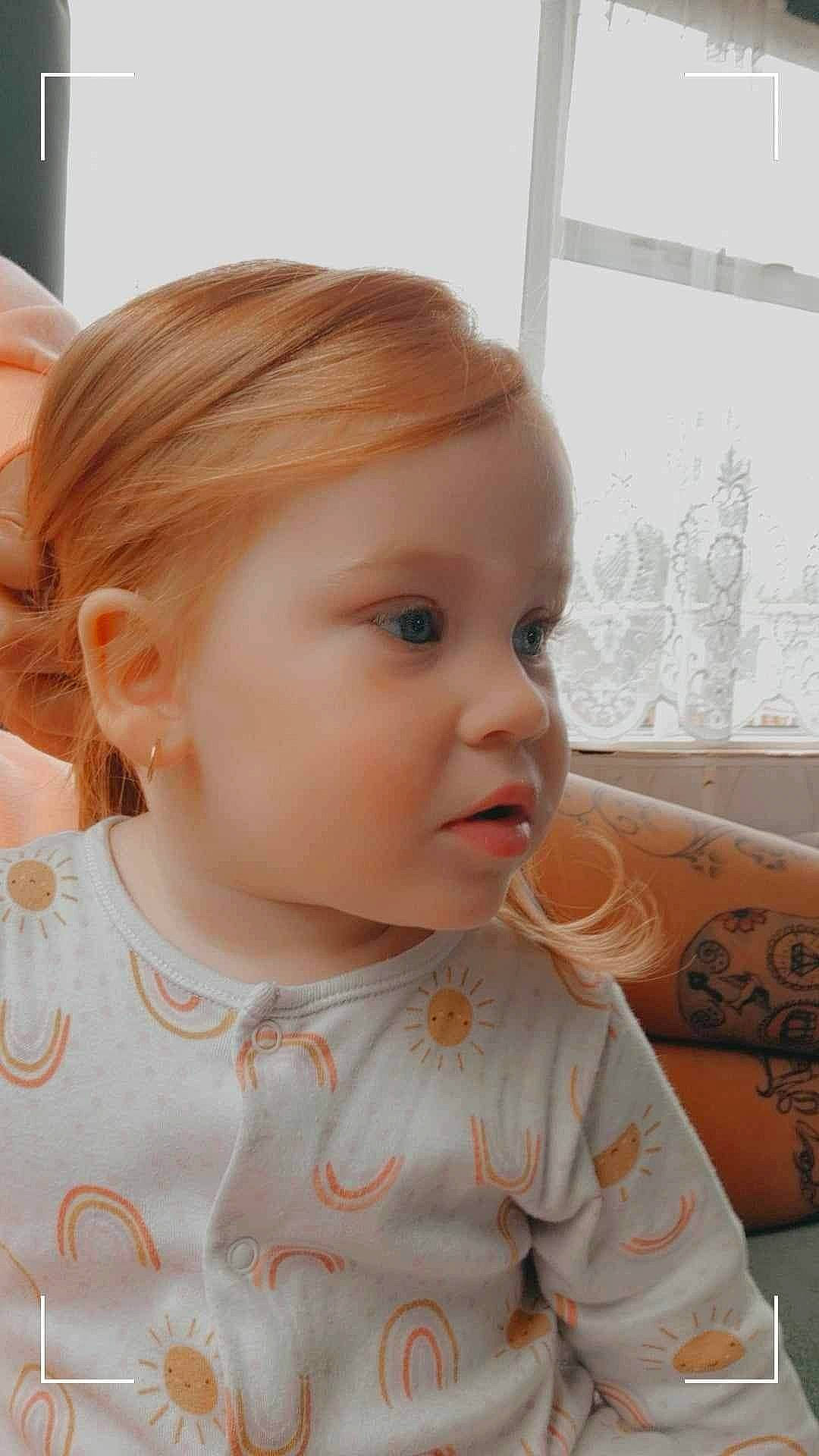 Lucy a rejoint le concours — aidez-le/la à gagner de superbes lots ! baby, baby_toddler_clothing, blond, brown_hair, cheek, child, ear, eyelash, fashion_accessory, forehead, happy, iris, lip, neck, nose, pattern, person, skin, sleeve, toddler