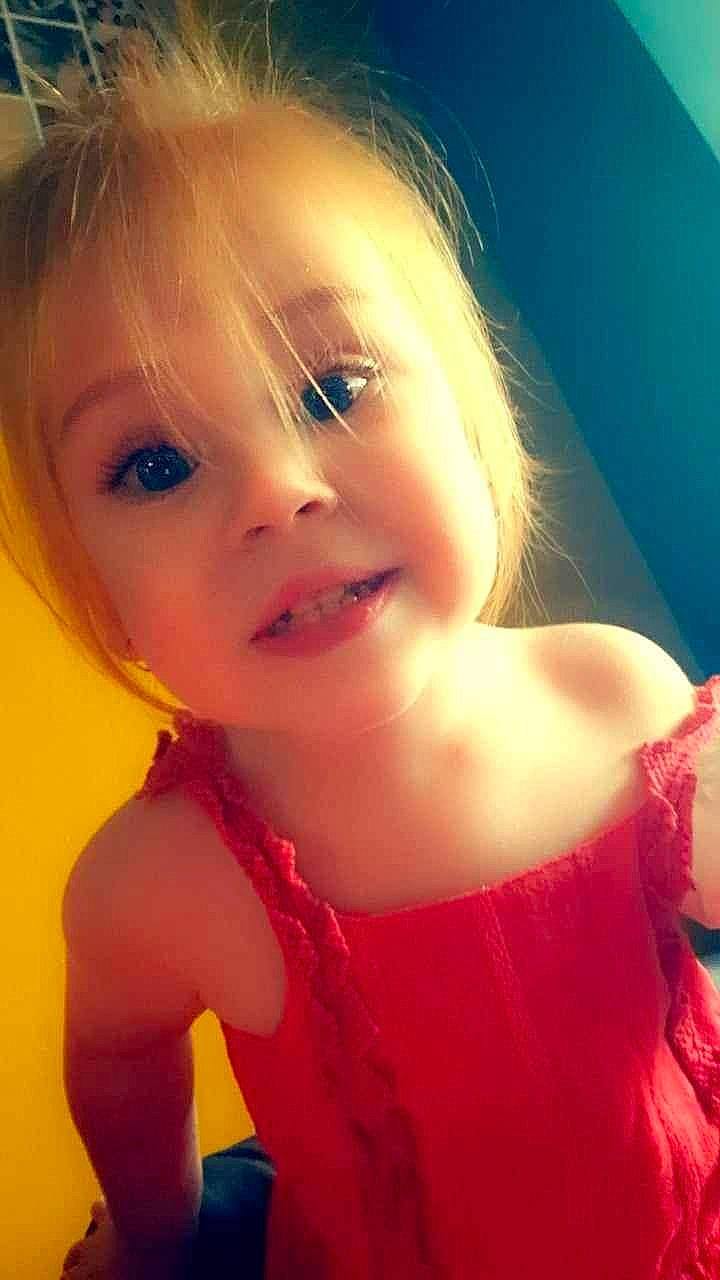 Lucy a rejoint le concours — aidez-le/la à gagner de superbes lots ! baby_toddler_clothing, blond, cheek, chest, child, chin, close_up, eye, eyebrow, eyelash, fun, hair, happy, iris, lip, mouth, nose, person, skin, smile