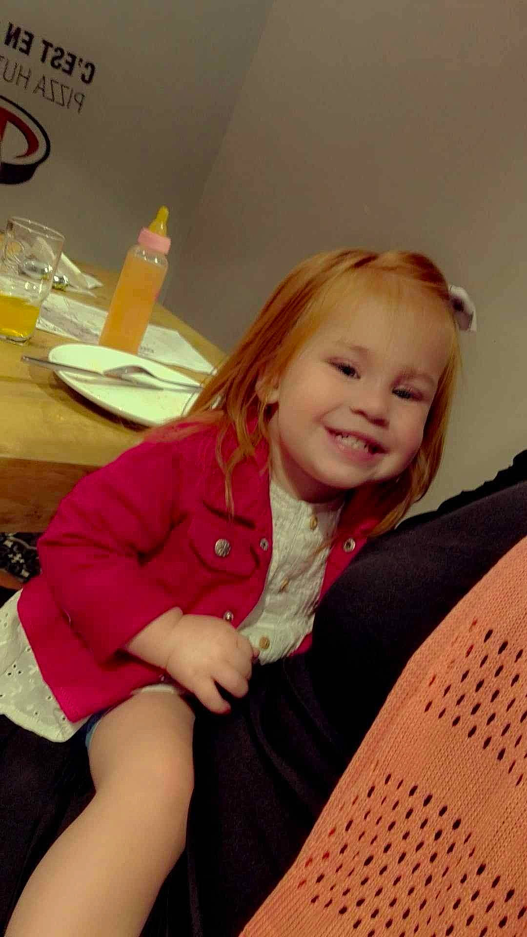 Lucy participe au concours pour gagner de l'argent avec cette photo : beauty, blond, brown_hair, child, comfort, finger, fun, happy, human_leg, joy, knee, lap, magenta, nail, person, plate, sitting, skin, smile, thigh