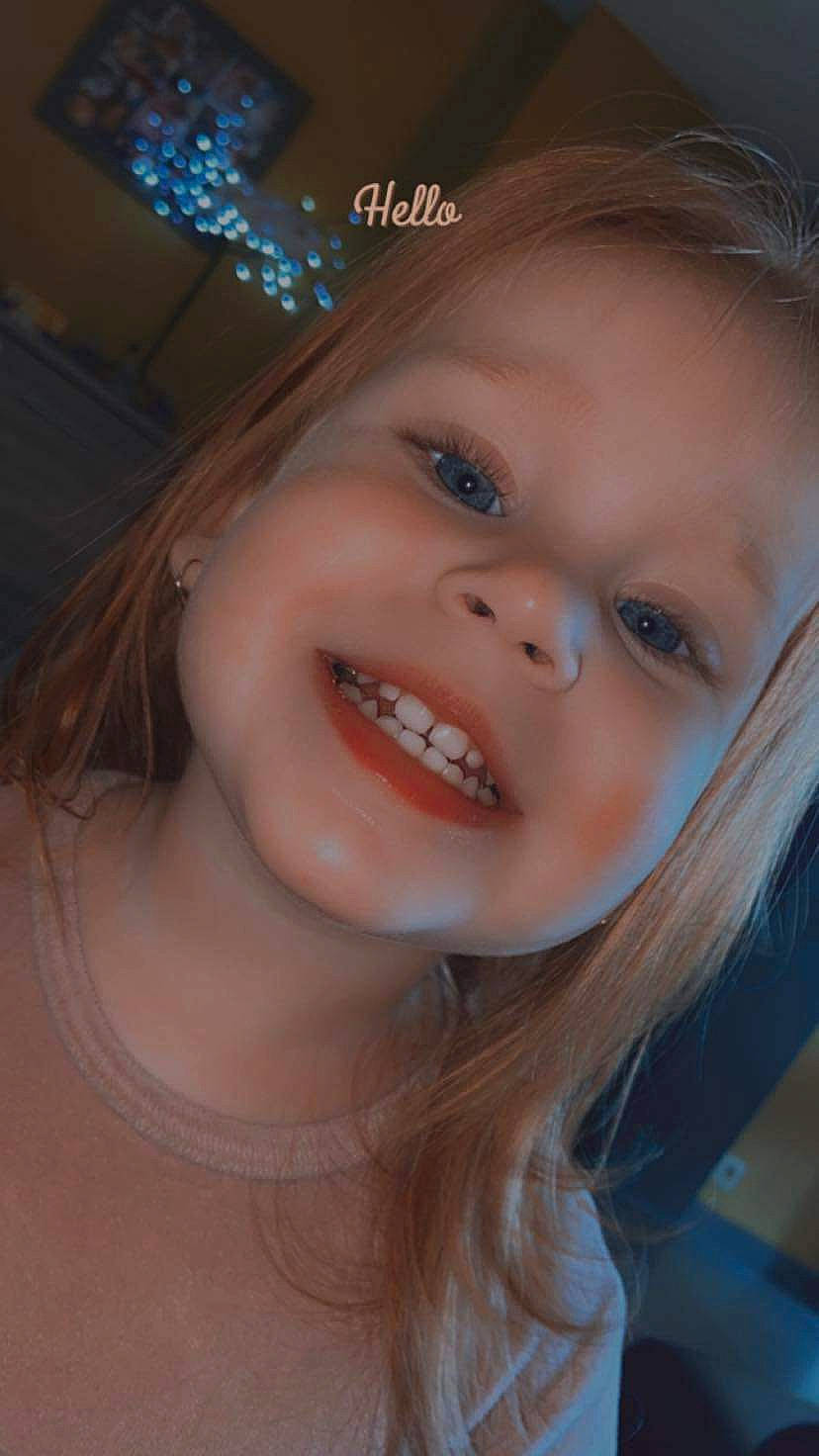 Lucy a rejoint le concours — aidez-le/la à gagner de superbes lots ! blond, brown_hair, child, chin, close_up, eye, eyebrow, eyelash, flash_photography, fun, happy, iris, jaw, joy, layered_hair, lip, long_hair, mouth, nose, person