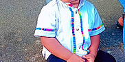 Ange Erane a rejoint le concours — aidez-le/la à gagner de superbes lots ! casual_clothing, child, colorful_trim, curb, curious, daylight, expression, footwear, hair, jeans, leaves, outdoor, person, side_view, sitting, sneakers, toddler, urban, white_shirt, young_child