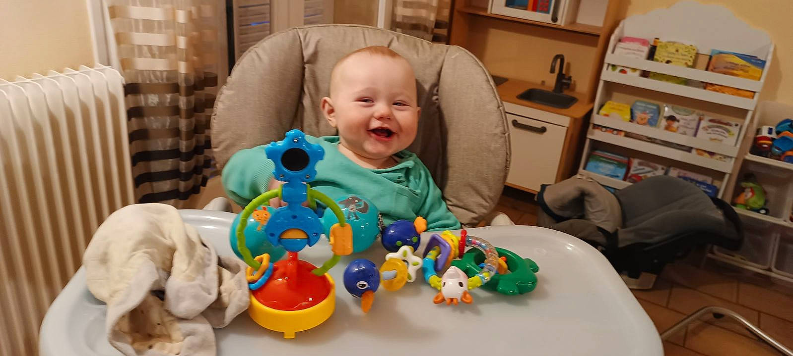 Nelyo a rejoint le concours — aidez-le/la à gagner de superbes lots ! baby, baby_toddler_clothing, bookcase, chair, cheek, child, comfort, event, face, fun, happy, head, joy, person, product, room, shelf, shelving, sitting, smile