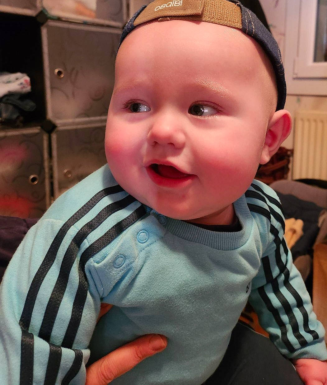 Nelyo participe au concours pour gagner de l'argent avec cette photo : baby, baby_toddler_clothing, cap, cheek, child, eye, eyebrow, eyelash, happy, helmet, iris, joy, lip, mouth, nose, person, skin, sleeve, smile, t_shirt