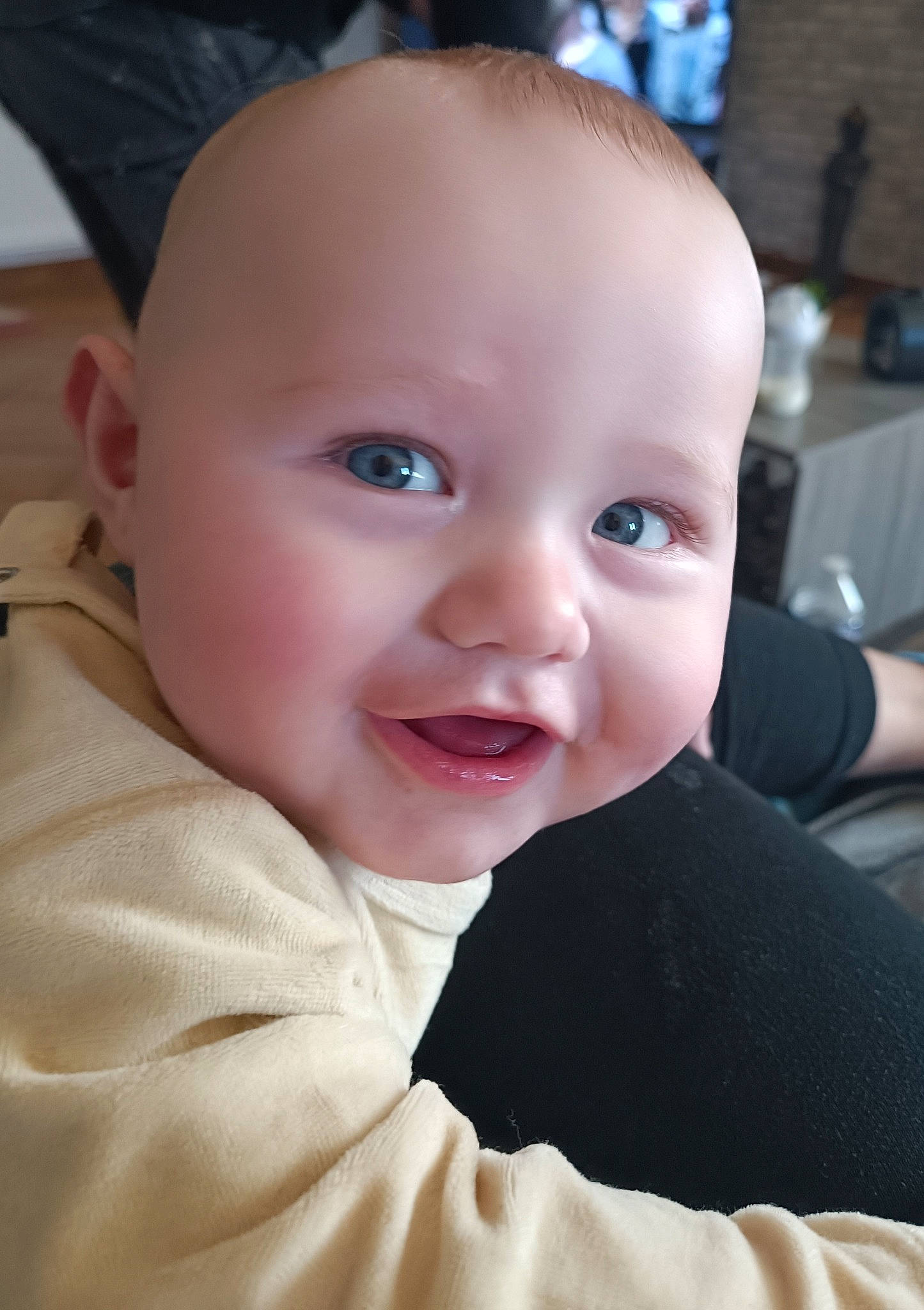 Nelyo a rejoint le concours — aidez-le/la à gagner de superbes lots ! baby, baby_toddler_clothing, cheek, child, comfort, ear, eyebrow, eyelash, fun, happy, iris, lip, mammal, nose, person, product, sitting, skin, sleeve, smile