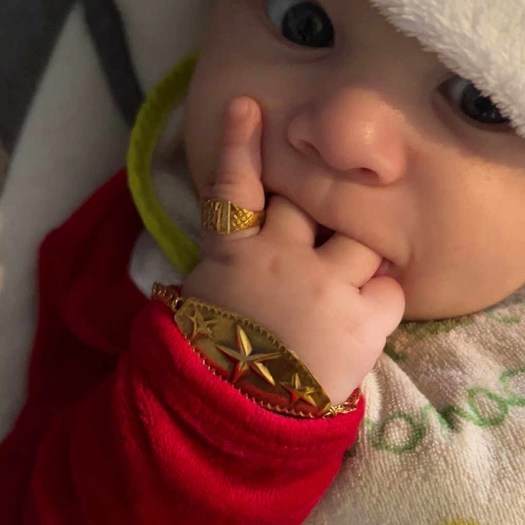 Mayson a rejoint le concours — aidez-le/la à gagner de superbes lots ! baby, bib, child, close_up, cozy, curious, cute, face, finger, gold_bracelet, gold_ring, hand, hat, indoor, infant, portrait, red_clothing, soft_texture, sucking_fingers, wide_eyes