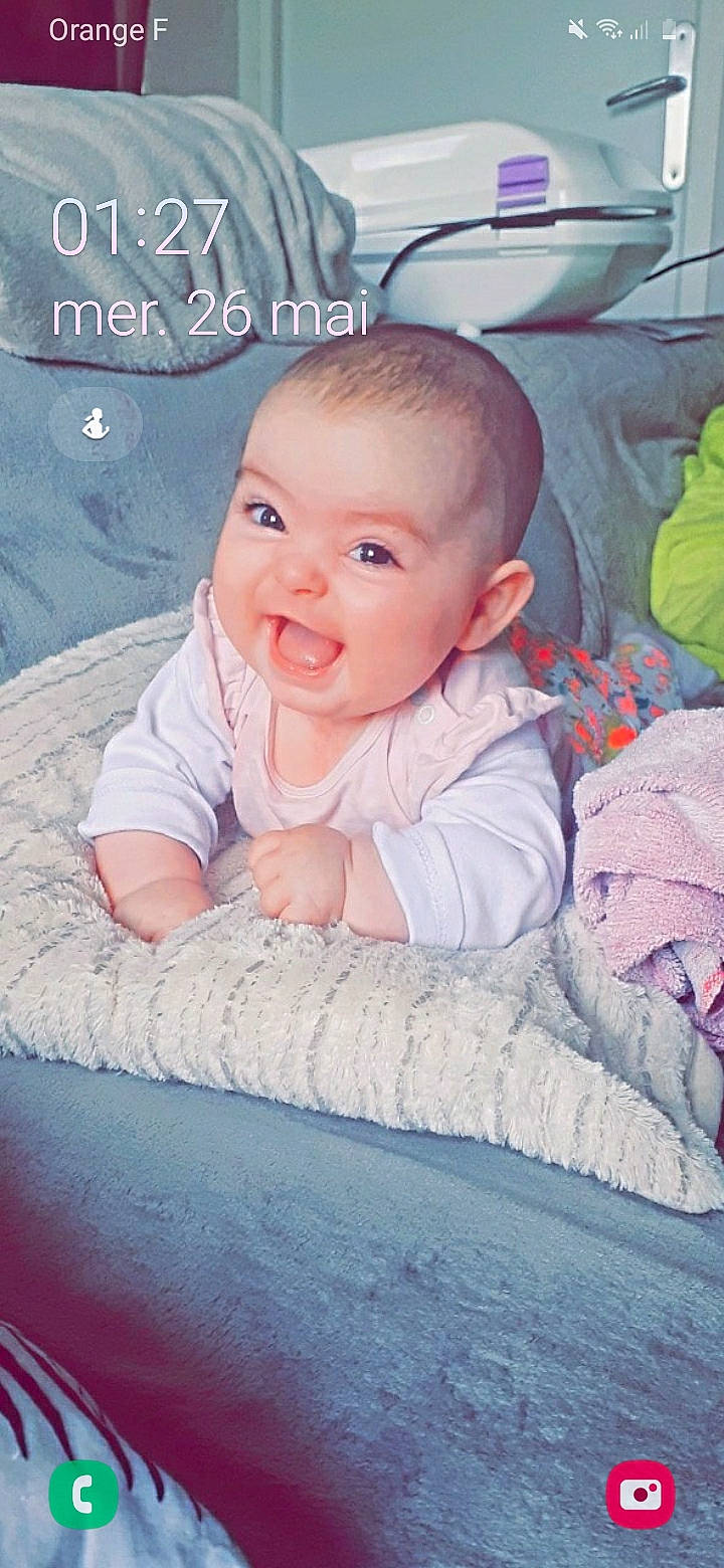 Maïna a rejoint le concours — aidez-le/la à gagner de superbes lots ! baby, baby_toddler_clothing, cheek, chin, comfort, cool, facial_expression, finger, flash_photography, fun, grass, happy, iris, mouth, nose, person, pink, skin, sleeve, smile