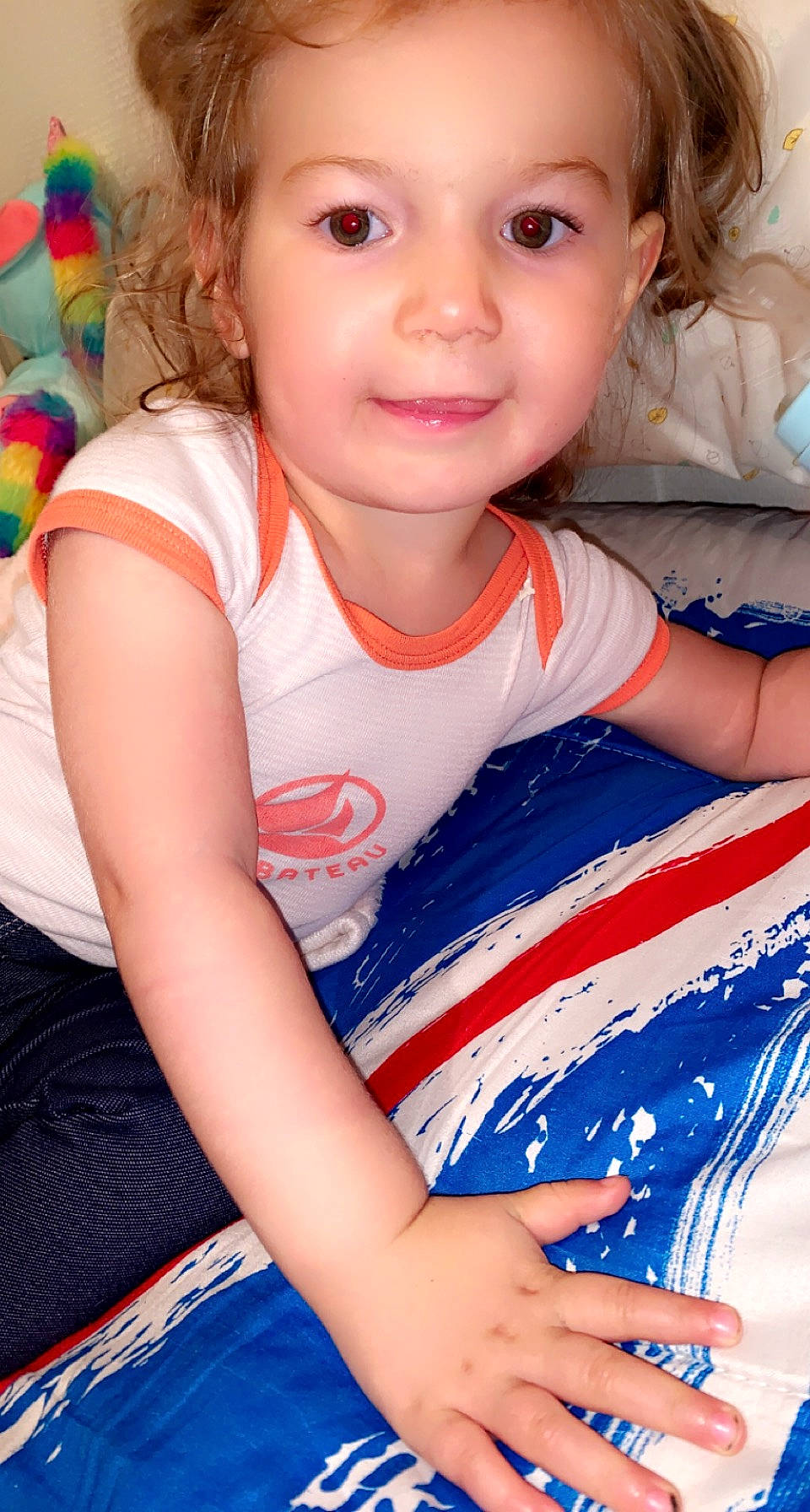 Maëlle a rejoint le concours — aidez-le/la à gagner de superbes lots ! baby_toddler_clothing, blue, cheek, child, eye, eyelash, face, facial_expression, finger, fun, hairstyle, happy, head, iris, joy, leisure, person, skin, smile, summer