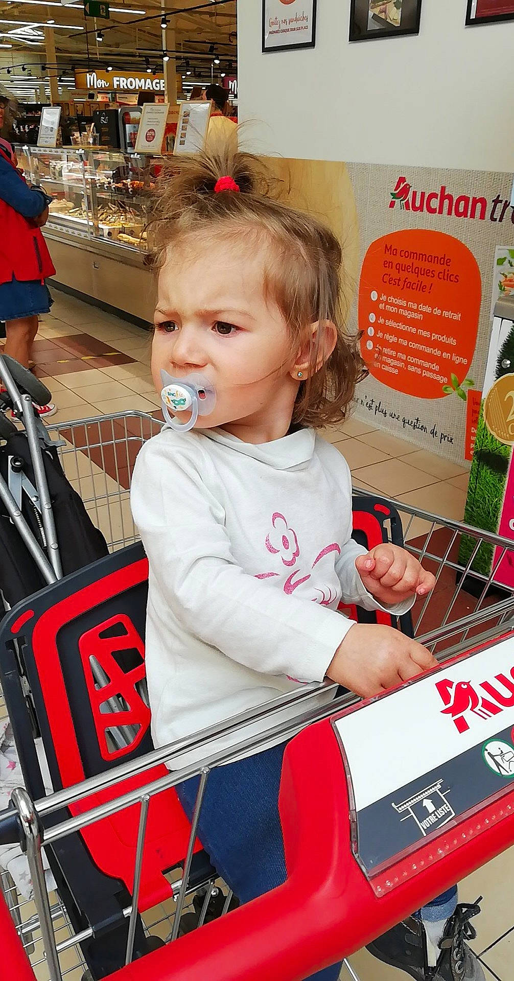 Maëlle a rejoint le concours — aidez-le/la à gagner de superbes lots ! baby, baby_carriage, cart, child, customer, event, fashion_accessory, fun, hairstyle, jewellery, musician, organ, person, pink, retail, shopping, shopping_cart, sitting, t_shirt, toddler