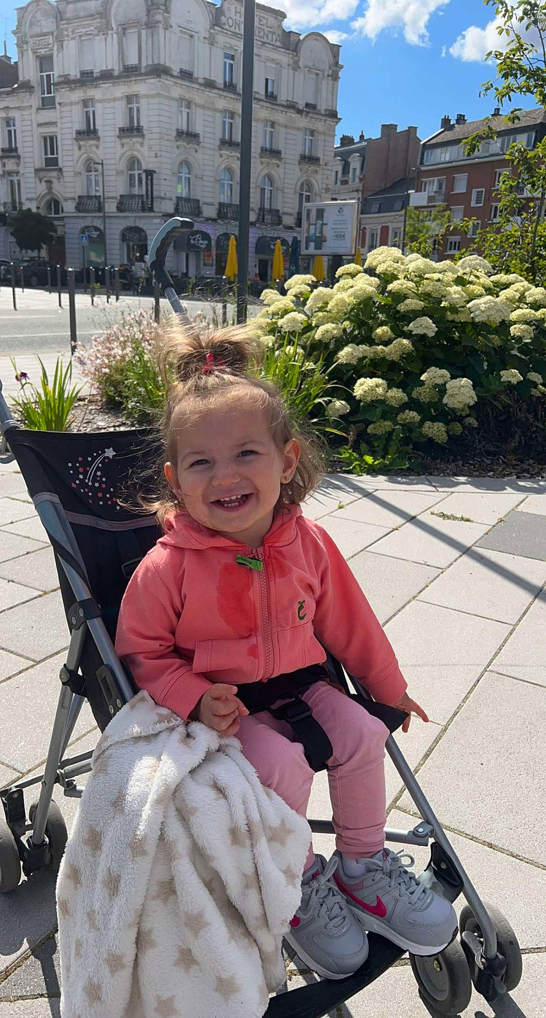 Maëlle a rejoint le concours — aidez-le/la à gagner de superbes lots ! baby, baby_carriage, baby_products, baby_toddler_clothing, building, flower, grass, happy, joy, leaf, leisure, person, pink, plant, shrub, smile, summer, tire, toddler, travel