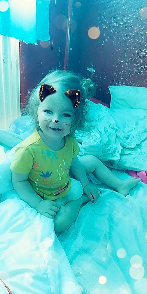 Maëlle a rejoint le concours — aidez-le/la à gagner de superbes lots ! aqua, azure, baby, baby_toddler_clothing, child, electric_blue, eye, face, fictional_character, fun, goggles, hairstyle, happy, head, iris, joy, magenta, person, personal_protective_equipment, pink