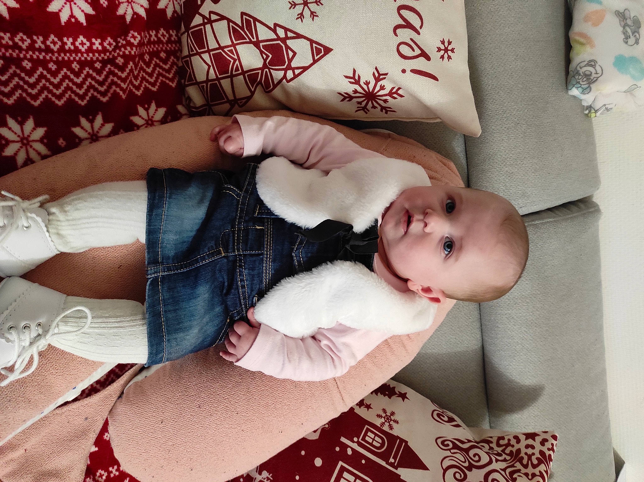 Octavia a rejoint le concours — aidez-le/la à gagner de superbes lots ! abdomen, arm, baby, baby_toddler_clothing, chest, child, comfort, hand, human_leg, jewellery, lap, linens, pattern, person, pink, plaid, skin, textile, thigh, toddler