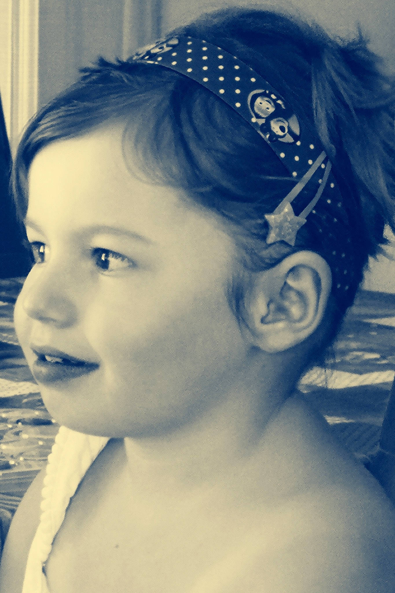 Louanne participe au concours pour gagner de l'argent avec cette photo : beauty, child, chin, cool, ear, eye, eyebrow, face, fashion_accessory, forehead, hair, hair_accessory, hairstyle, head, headpiece, lip, nose, person, skin, smile